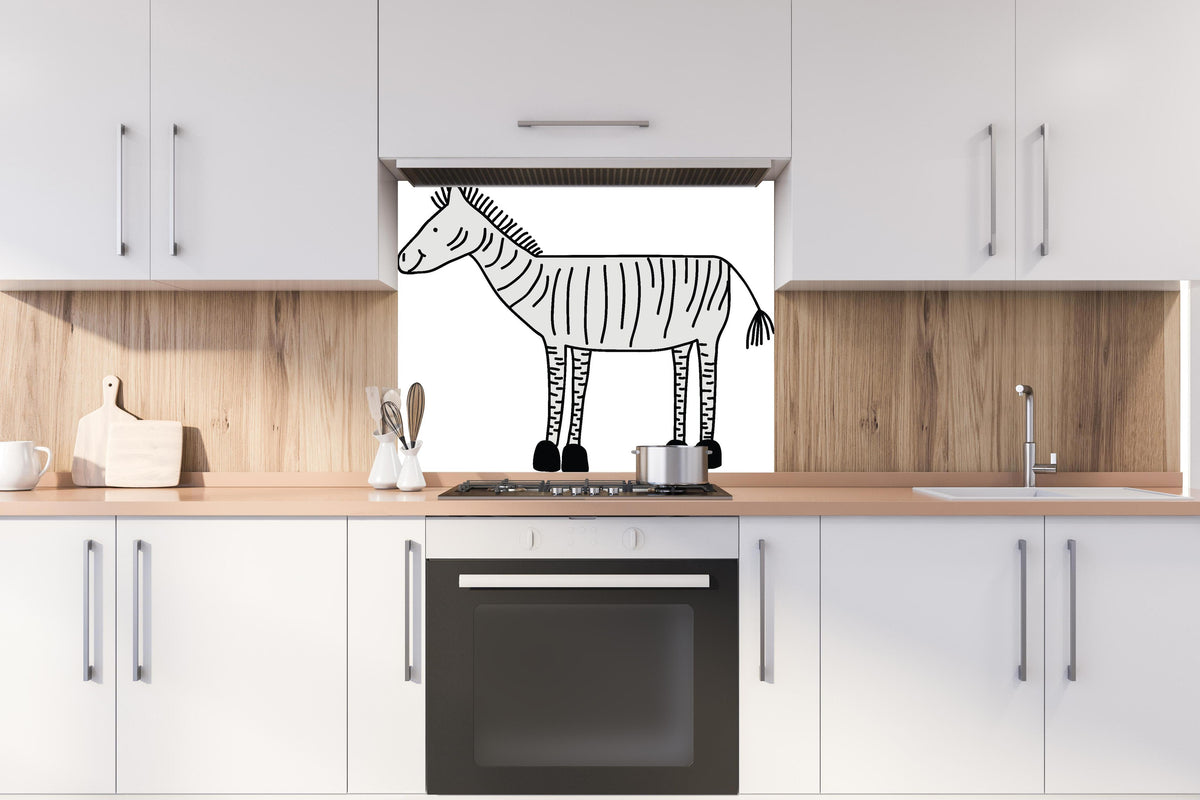 Spritzschutz - Gezeichnete Schwarz-Weiße Zebrafigur hinter einem Cerankochfeld zwischen Holz-Kochutensilien
