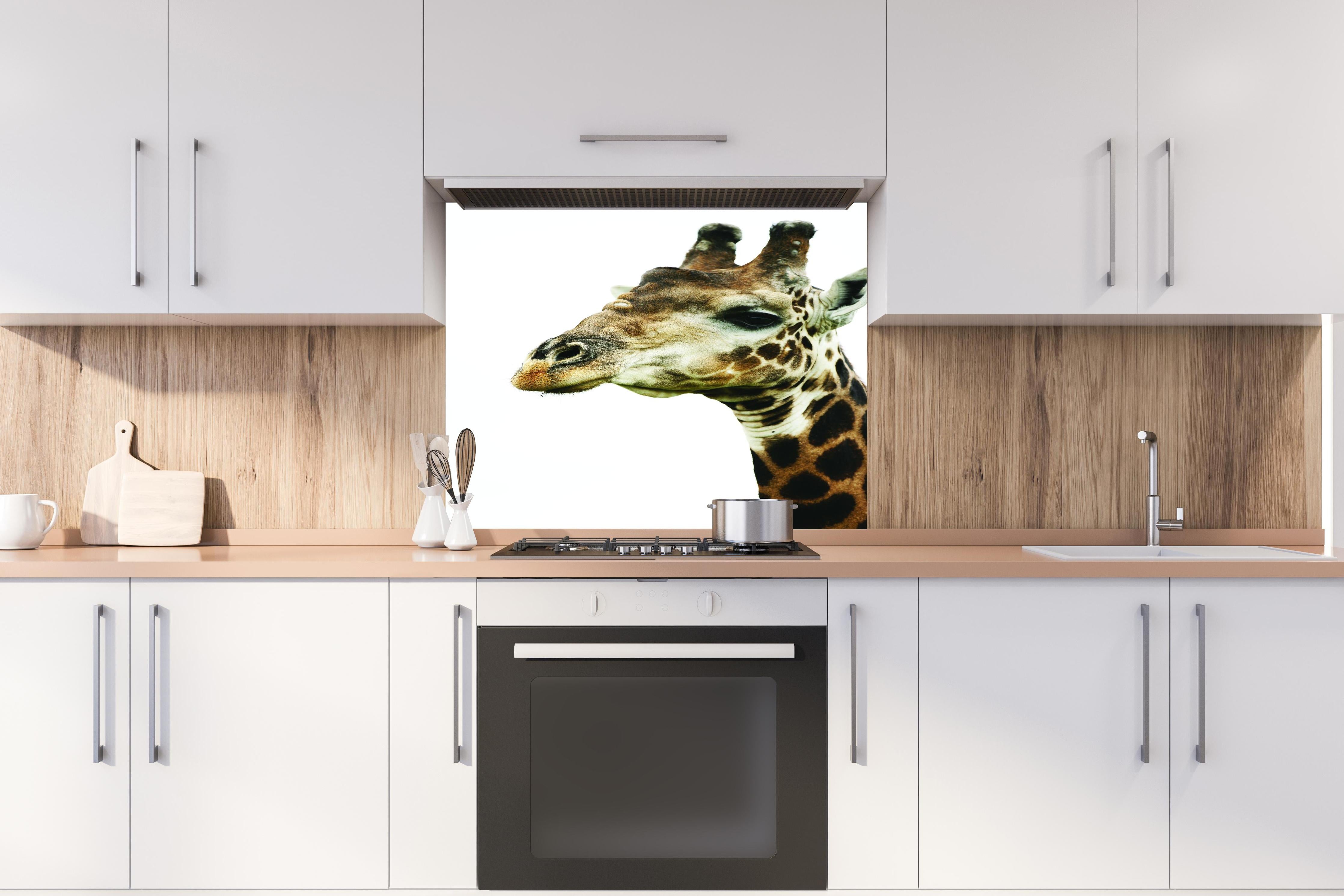 Spritzschutz - Giraffe - Nahaufnahme hinter einem Cerankochfeld zwischen Holz-Kochutensilien
