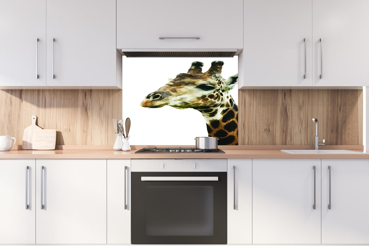 Spritzschutz - Giraffe - Nahaufnahme hinter einem Cerankochfeld zwischen Holz-Kochutensilien
