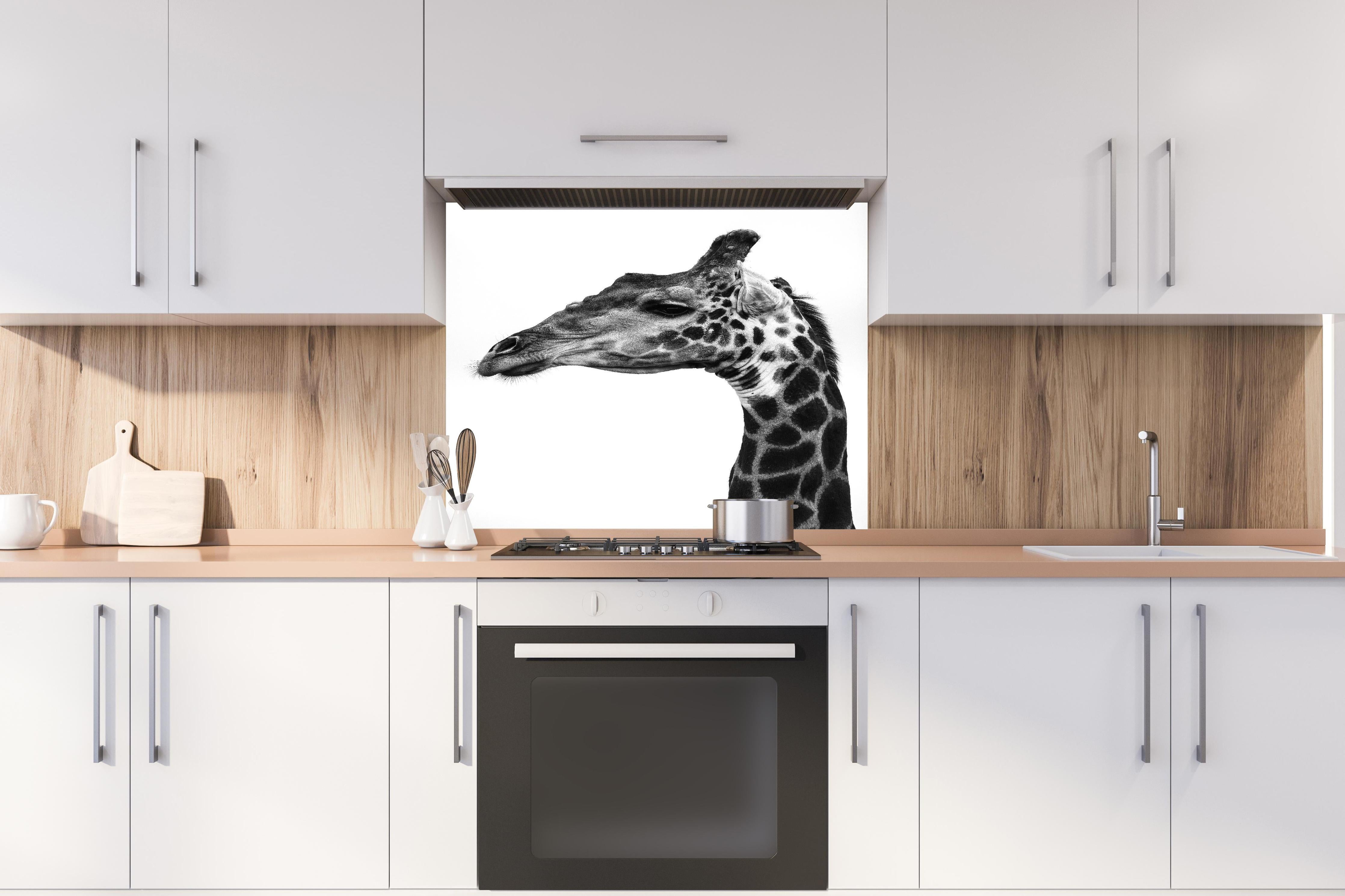 Spritzschutz - Giraffe - schwarz-weiß hinter einem Cerankochfeld zwischen Holz-Kochutensilien
