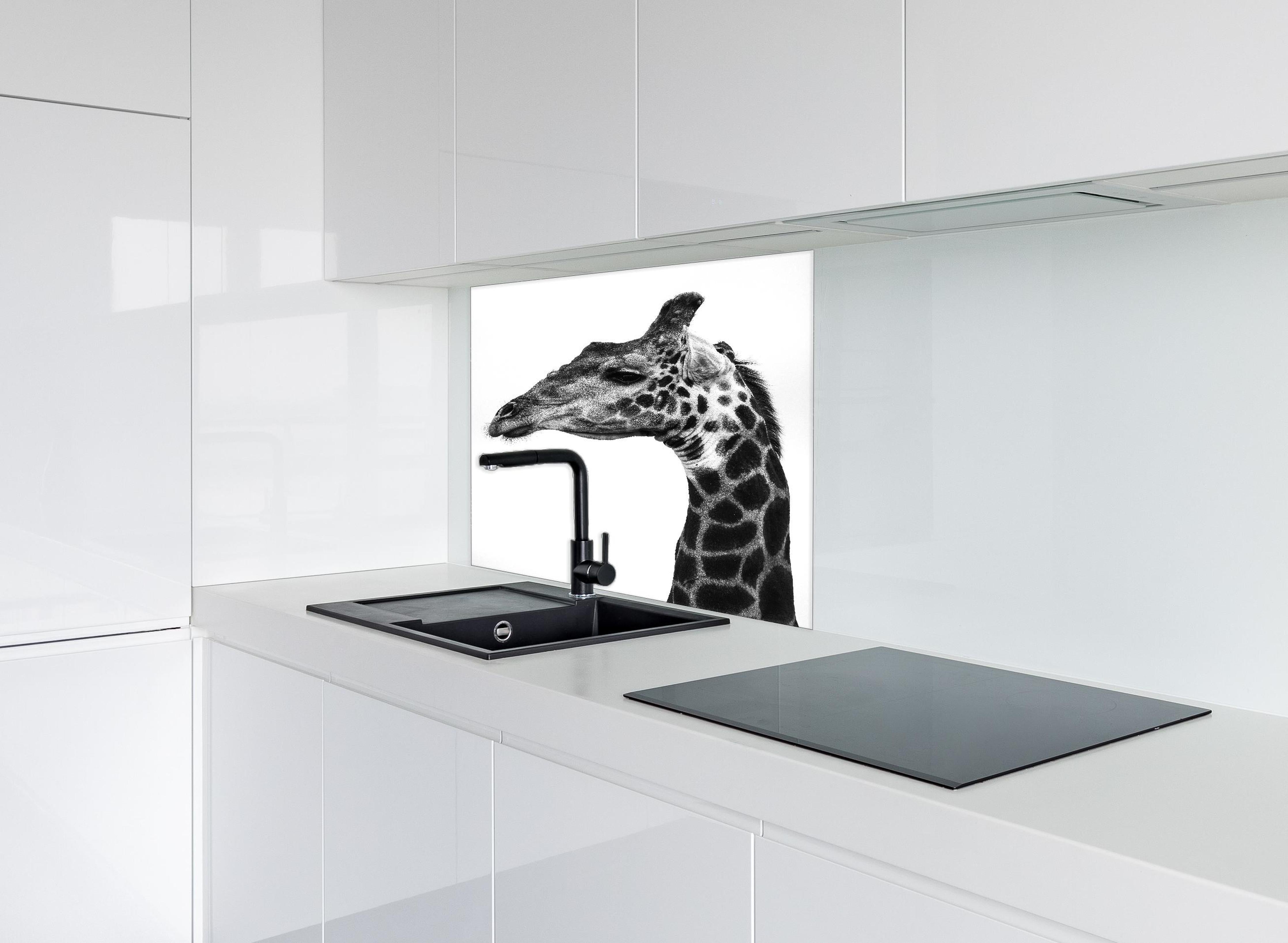 Spritzschutz - Giraffe - schwarz-weiß hinter einem Cerankochfeld zwischen Holz-Kochutensilien
