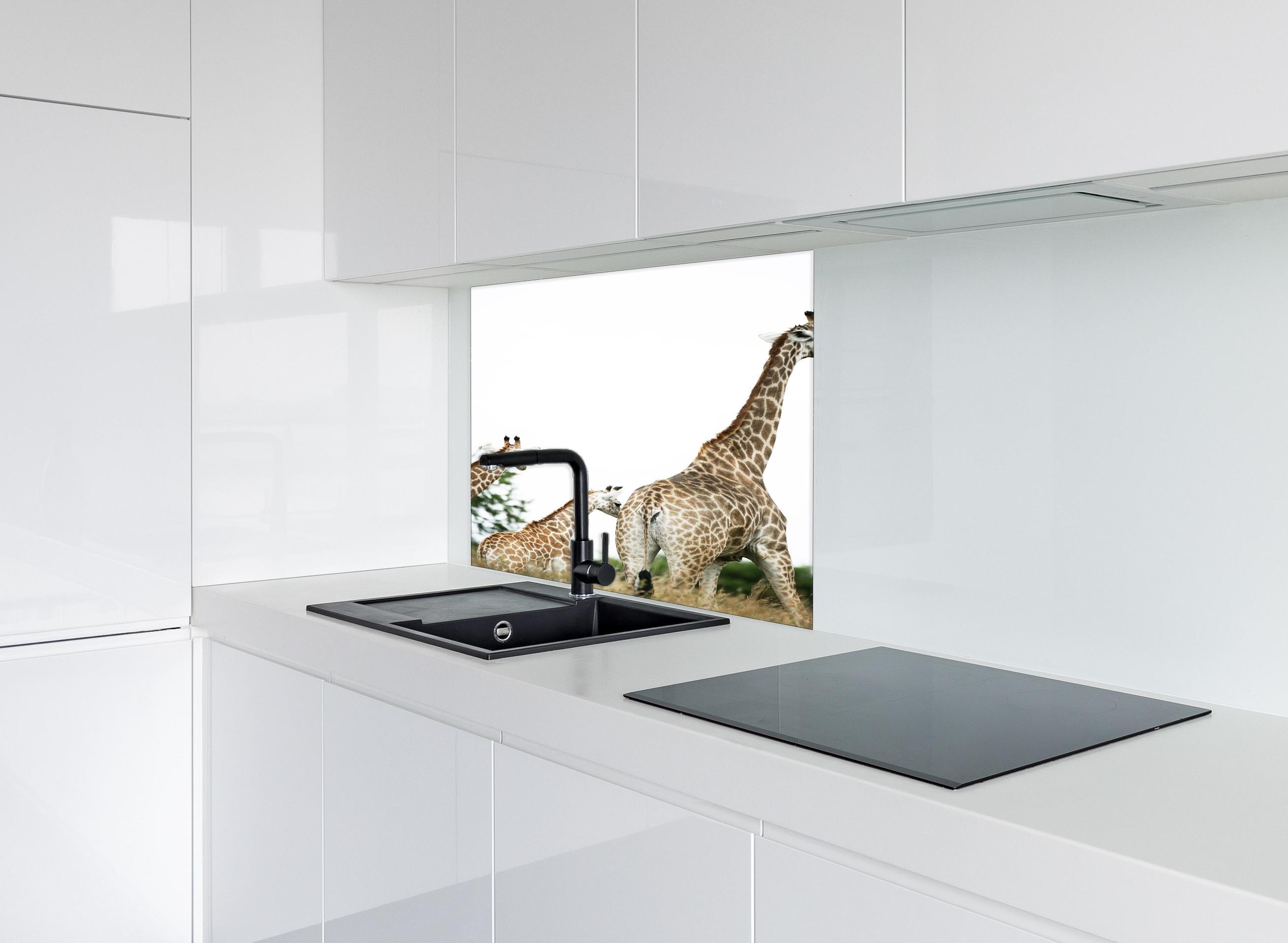 Spritzschutz - Giraffen Familie - hell hinter einem Cerankochfeld zwischen Holz-Kochutensilien
