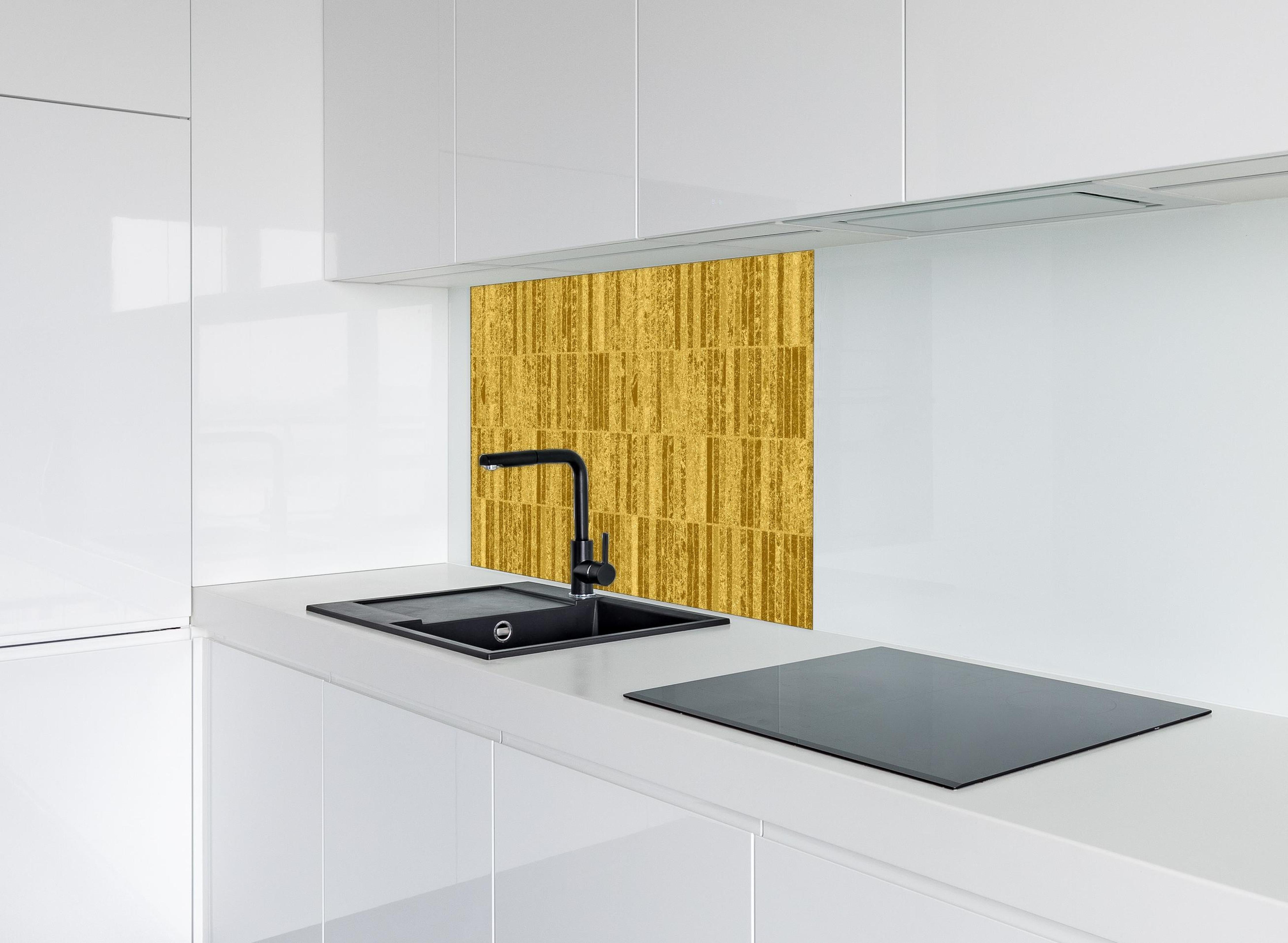 Spritzschutz - Glitzernde Gold Textur hinter einem Cerankochfeld zwischen Holz-Kochutensilien
