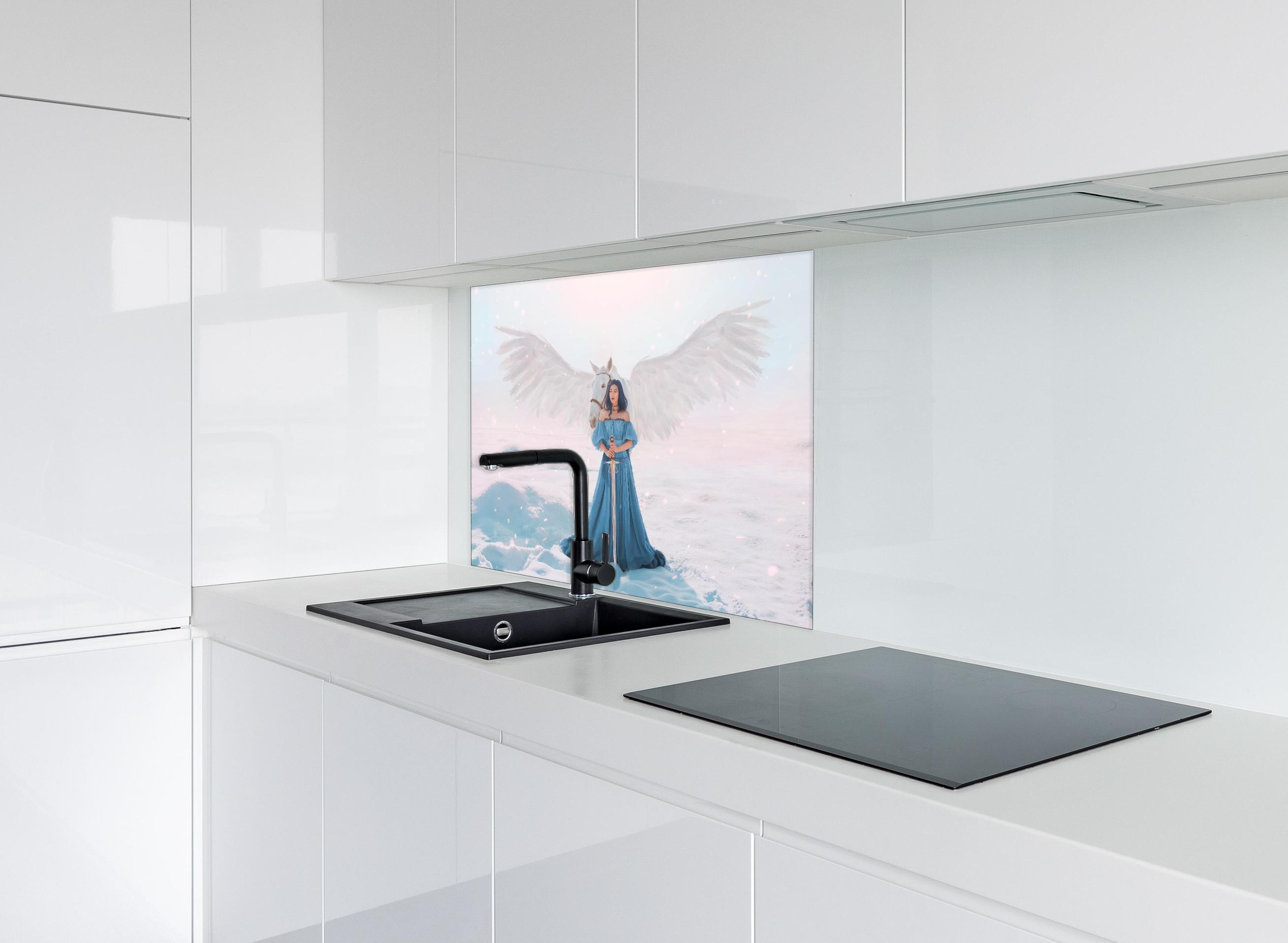 Spritzschutz - Göttin des Friedens & Gerechtigkeit mit weißem Pegasus hinter einem Cerankochfeld zwischen Holz-Kochutensilien
