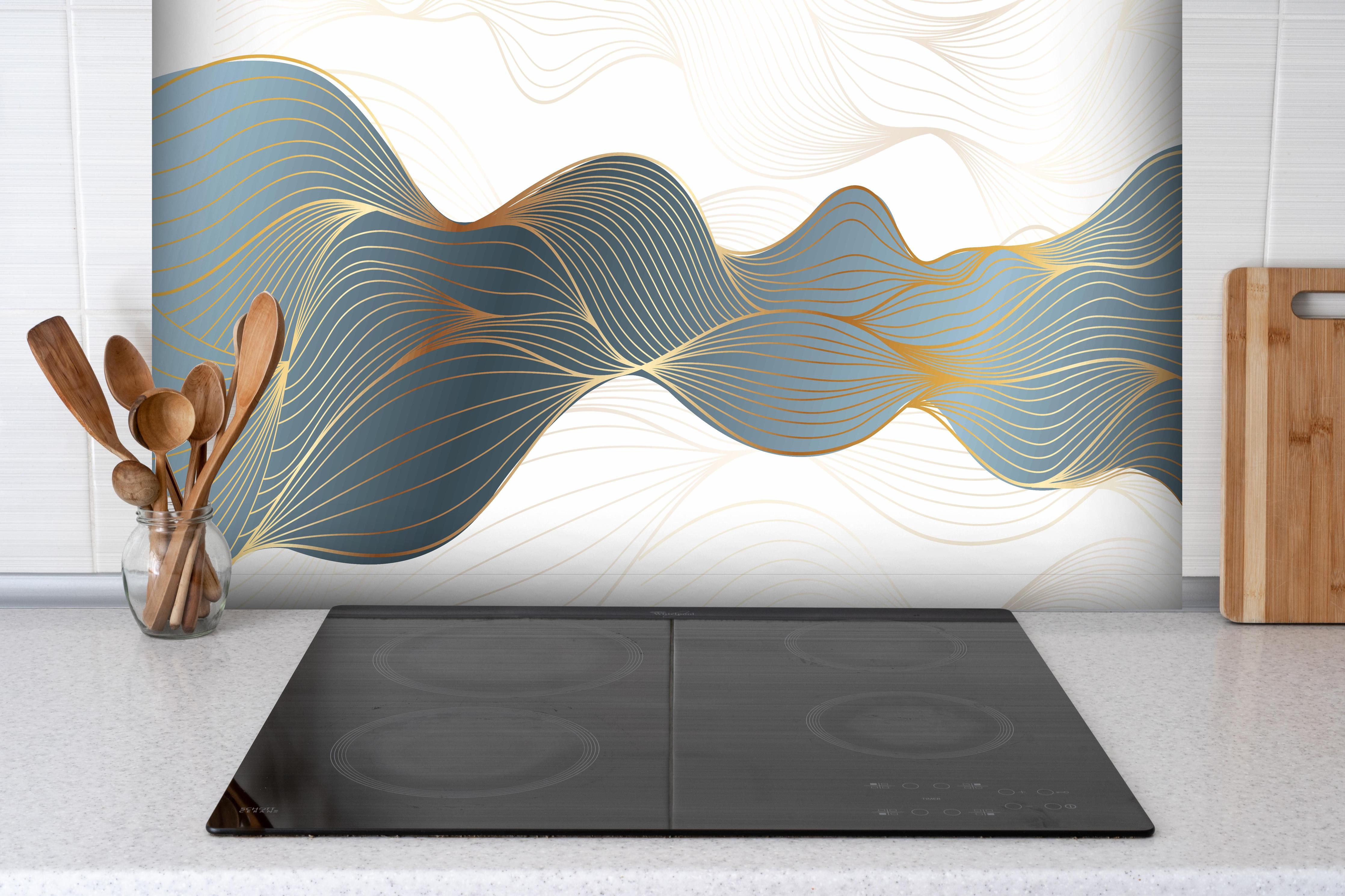 Spritzschutz - Gold-Blaue Abstrakte Wellendynamik Kunst hinter einem Cerankochfeld zwischen Holz-Kochutensilien
