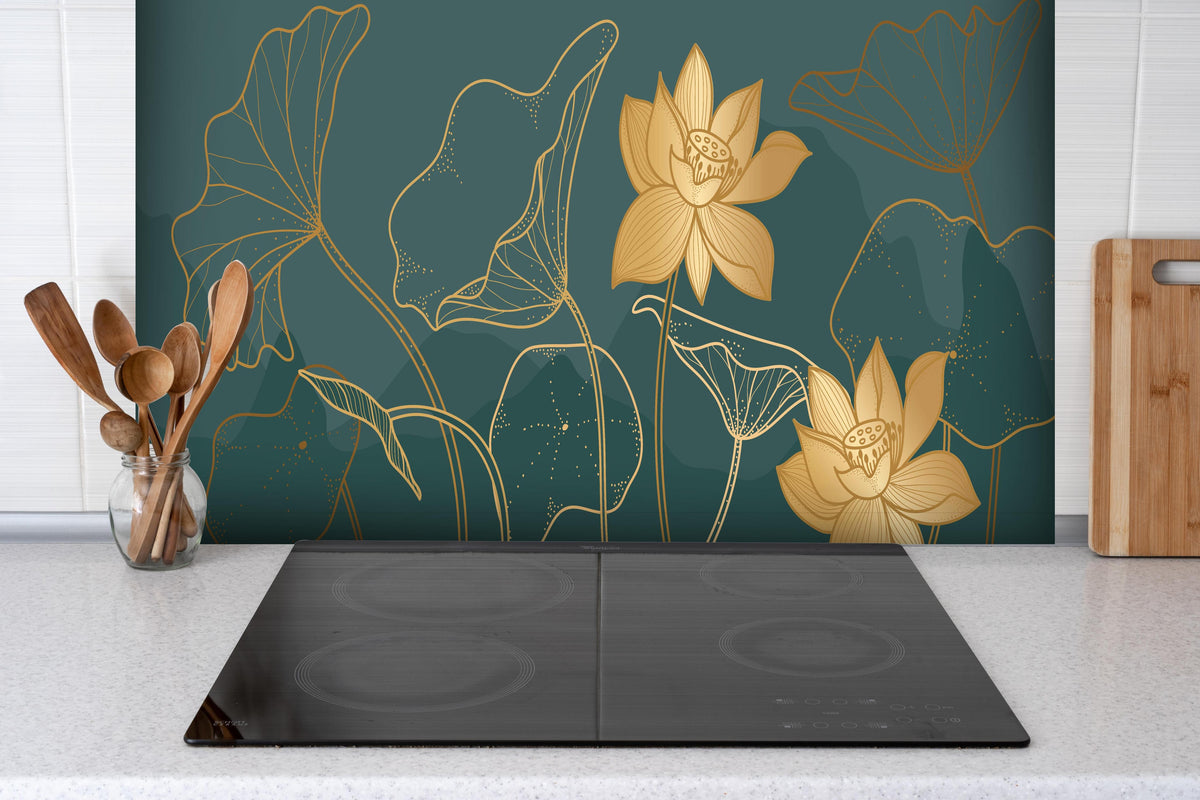 Spritzschutz - Gold Lotus Kunstwerk mit dunklem Hintergrund hinter einem Cerankochfeld zwischen Holz-Kochutensilien
