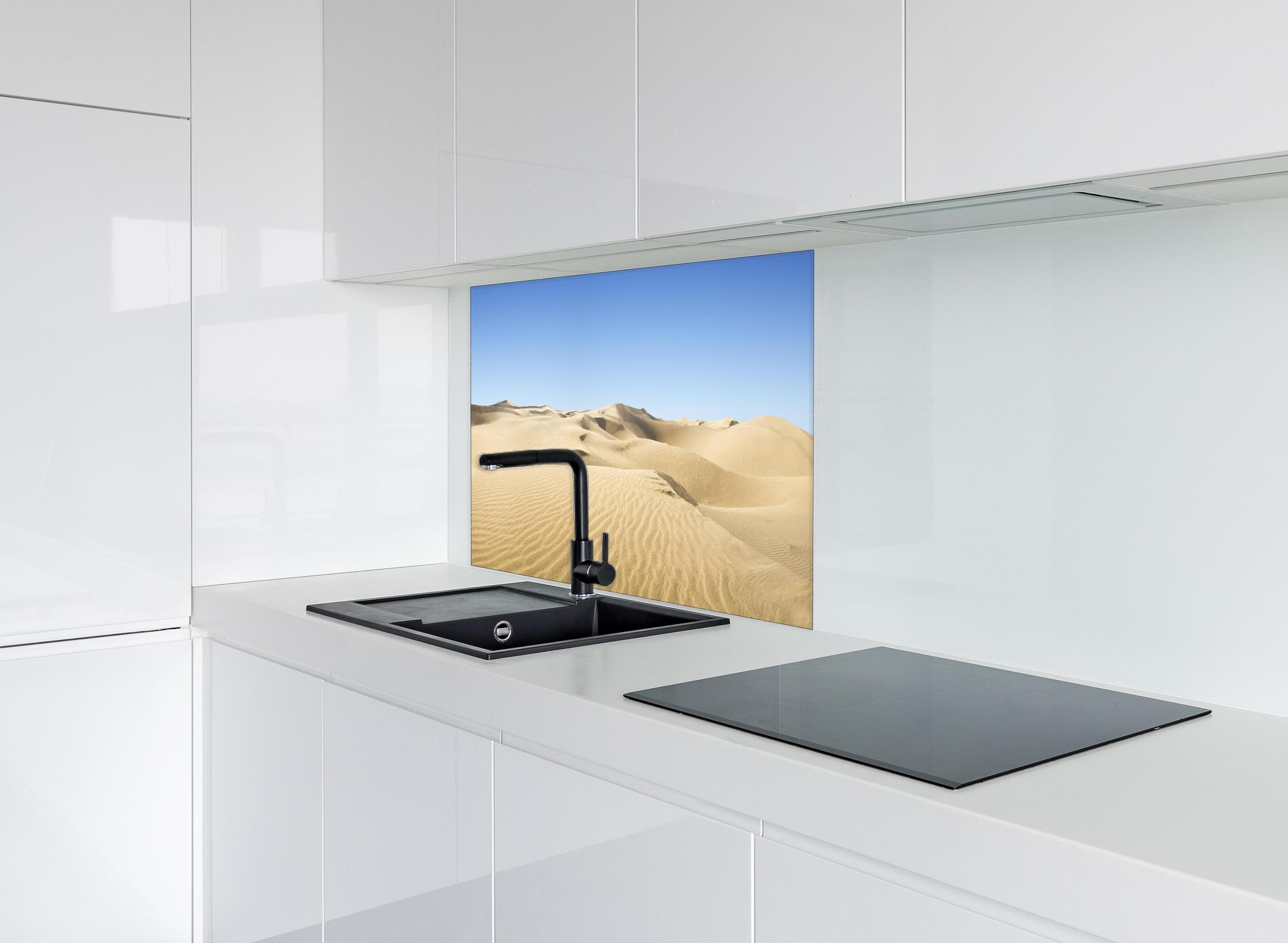 Spritzschutz - Gold desert hinter einem Cerankochfeld zwischen Holz-Kochutensilien
