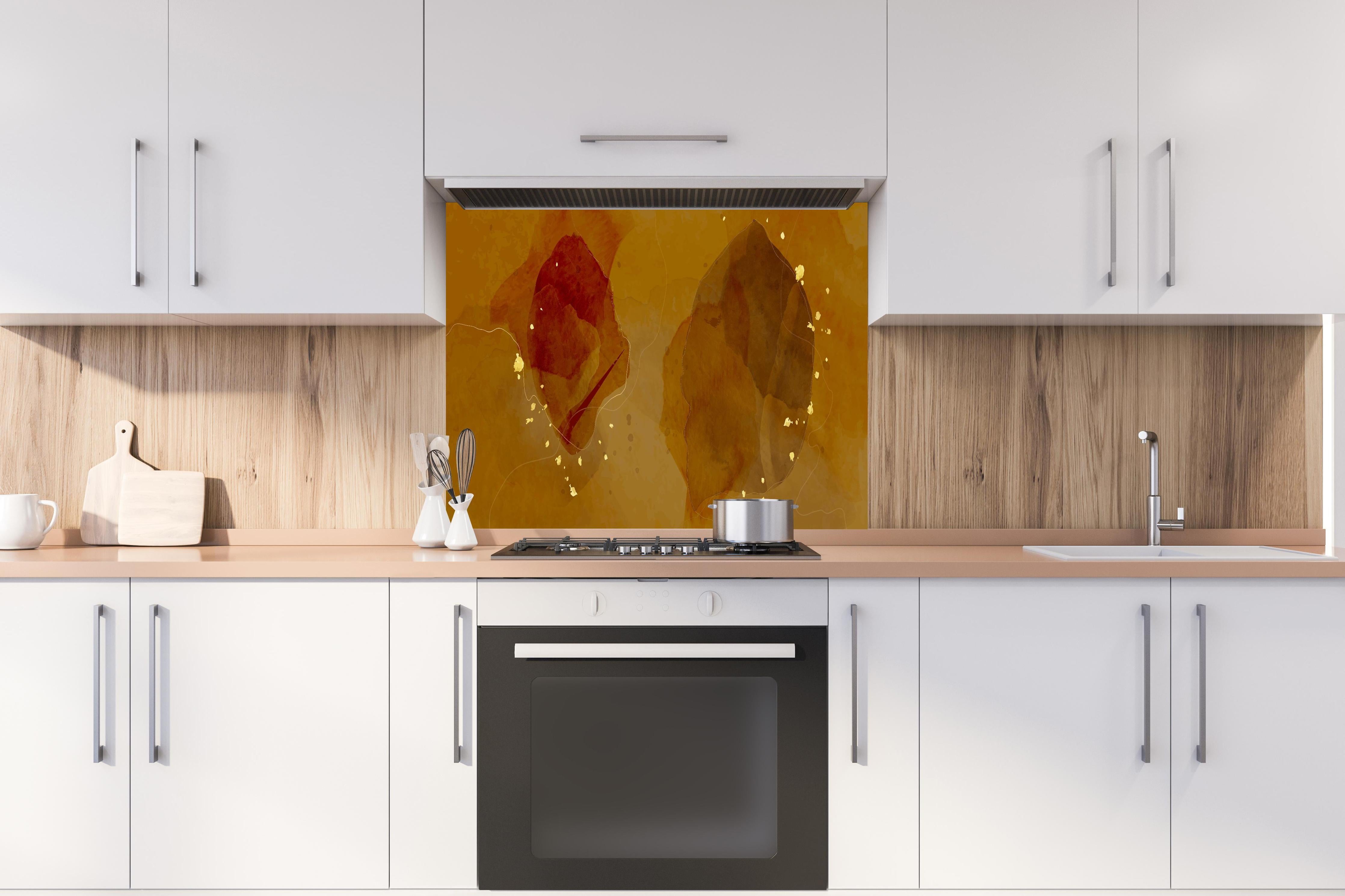 Spritzschutz - Goldbrauner Aquarell Hintergrund hinter einem Cerankochfeld zwischen Holz-Kochutensilien
