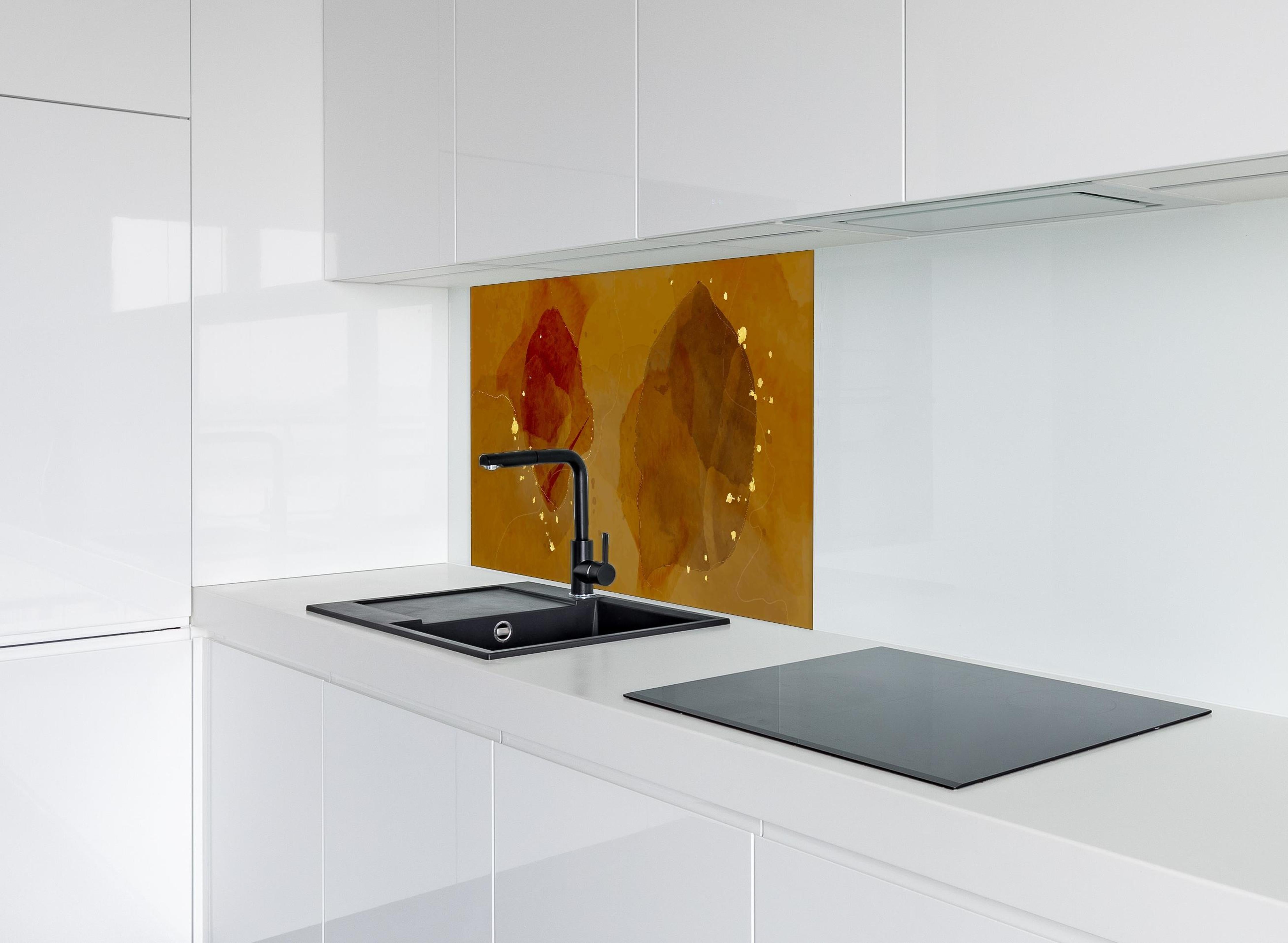 Spritzschutz - Goldbrauner Aquarell Hintergrund hinter einem Cerankochfeld zwischen Holz-Kochutensilien
