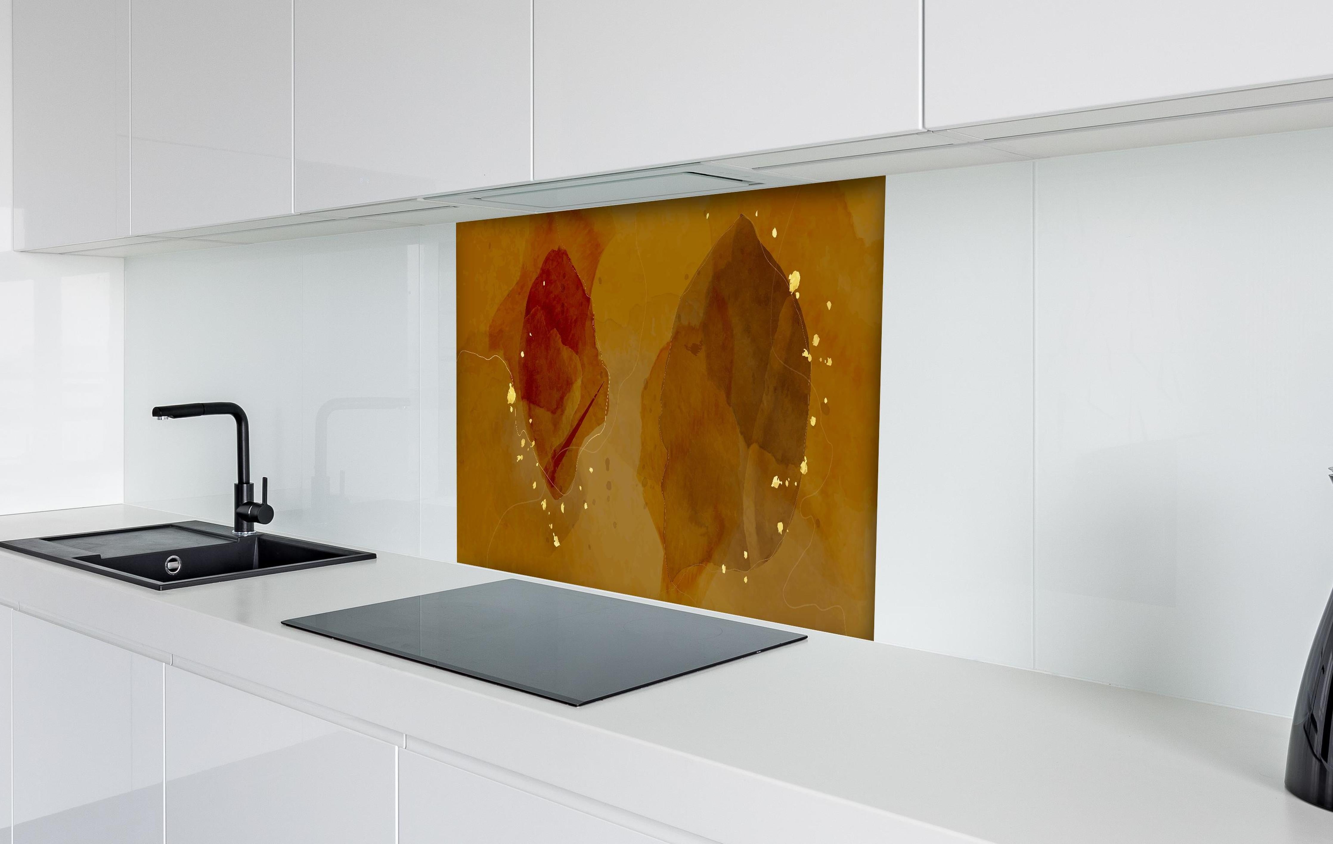 Spritzschutz - Goldbrauner Aquarell Hintergrund hinter einem Cerankochfeld zwischen Holz-Kochutensilien
