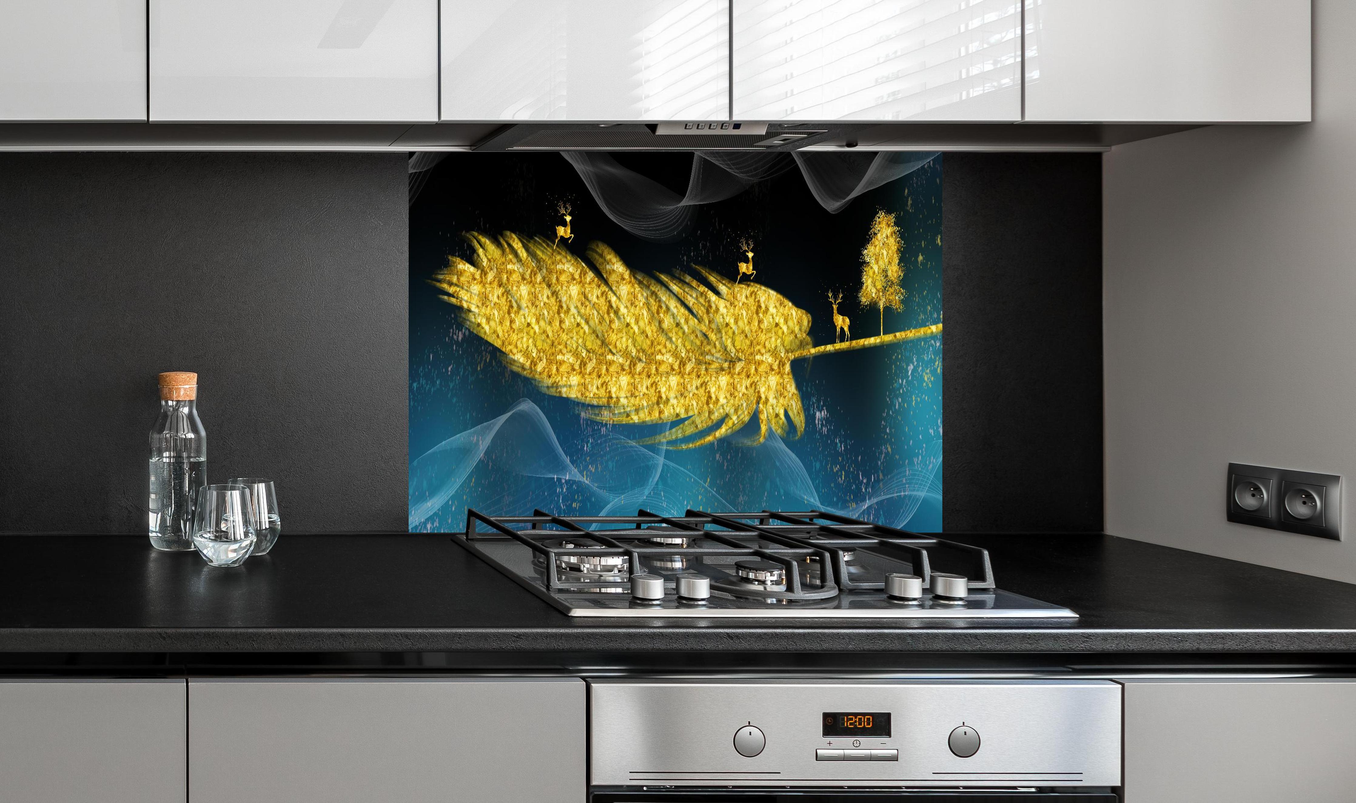 Spritzschutz - Goldene Feder - 3D Muster hinter einem Cerankochfeld zwischen Holz-Kochutensilien
