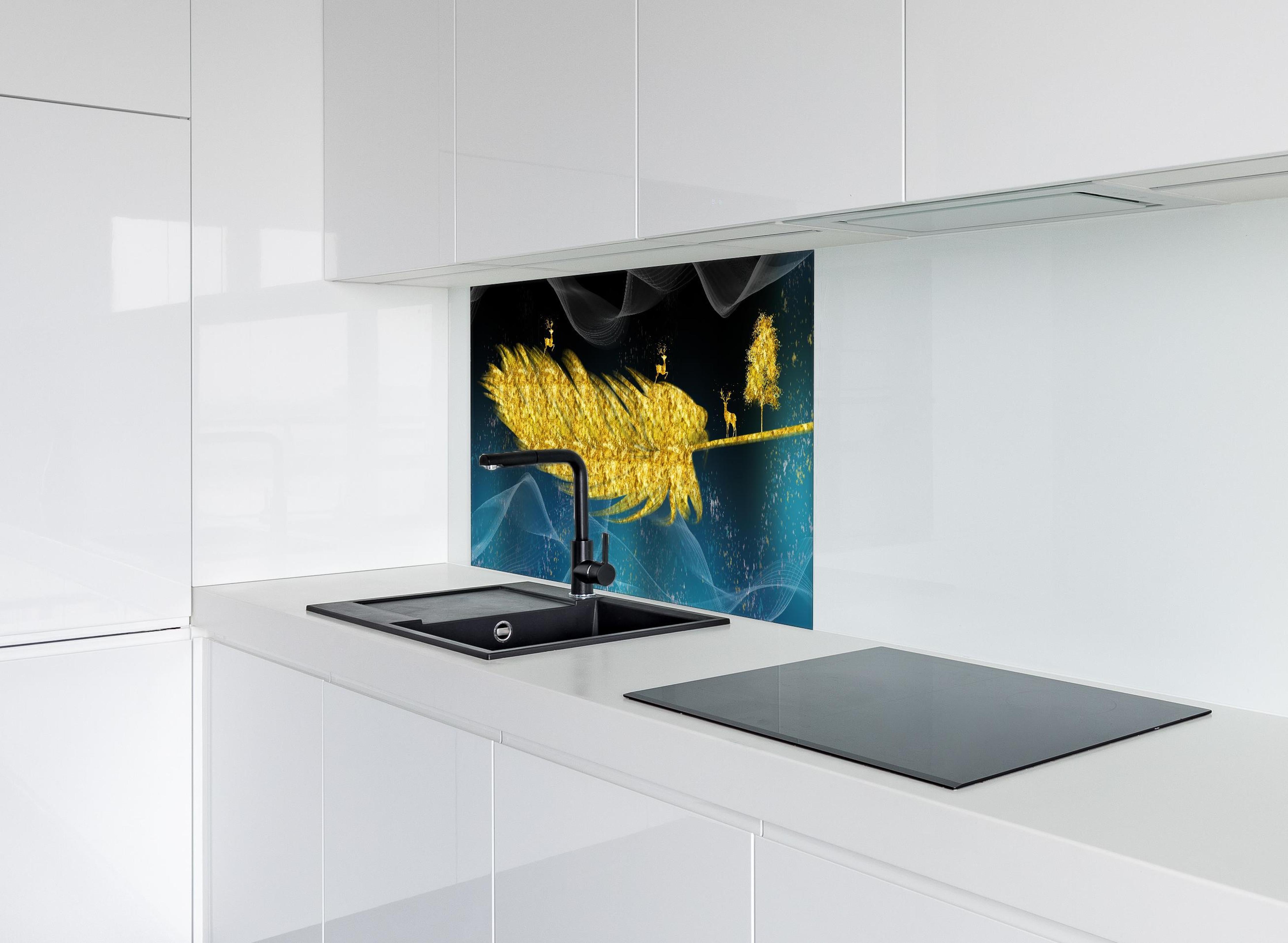 Spritzschutz - Goldene Feder - 3D Muster hinter einem Cerankochfeld zwischen Holz-Kochutensilien
