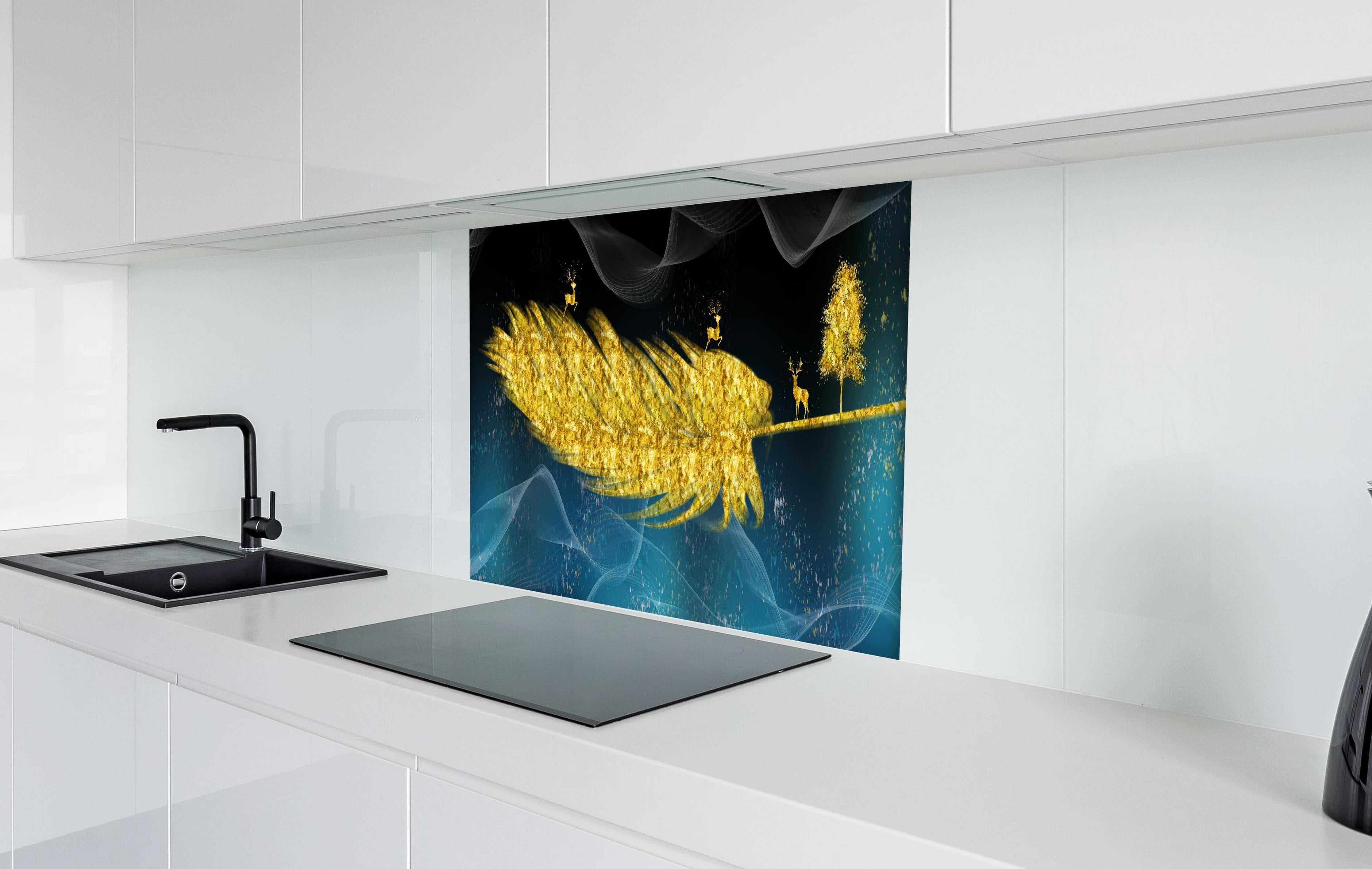 Spritzschutz - Goldene Feder - 3D Muster hinter einem Cerankochfeld zwischen Holz-Kochutensilien
