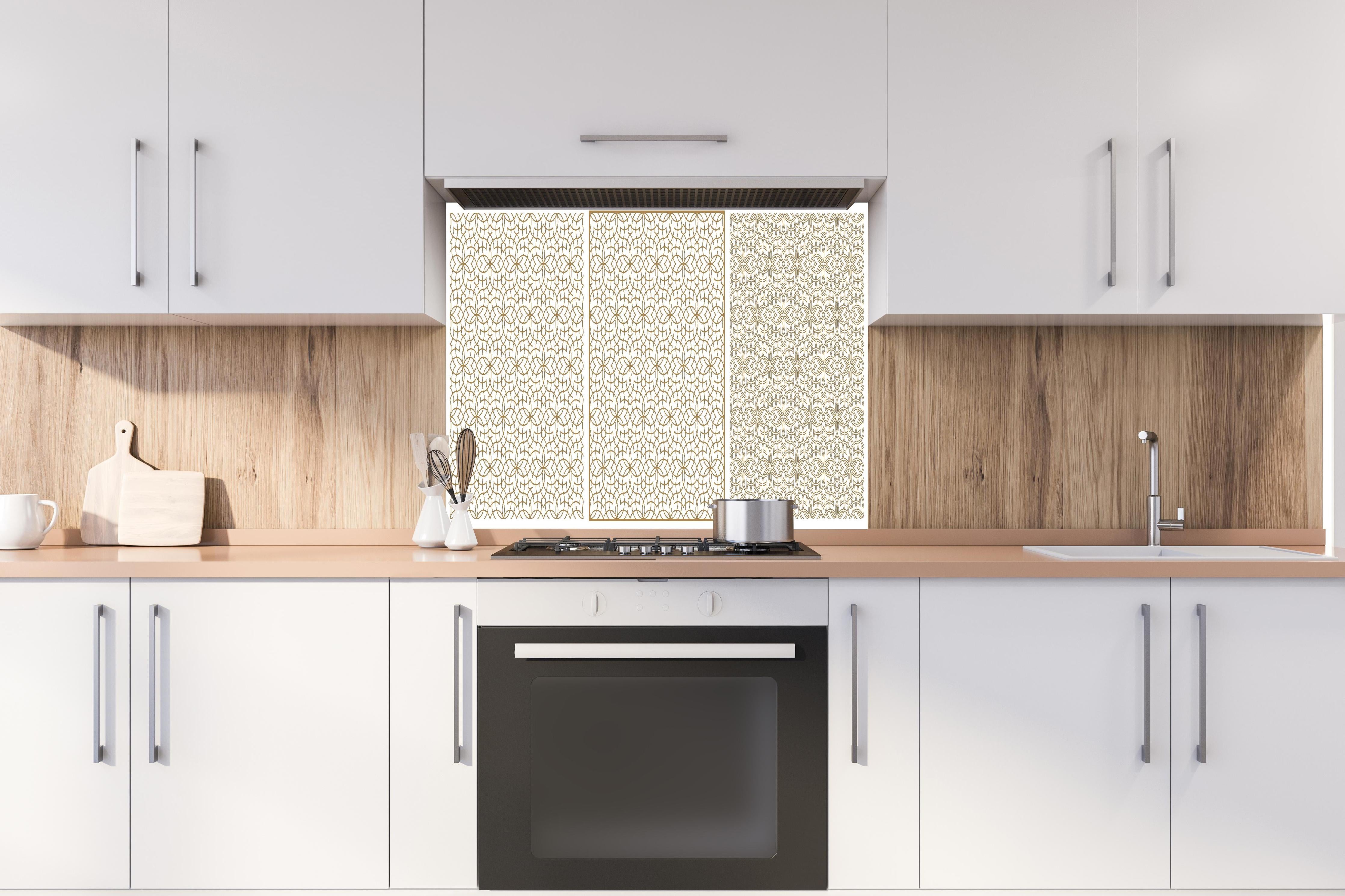 Spritzschutz - Goldene Geometrische Wandmuster Kunstwerk hinter einem Cerankochfeld zwischen Holz-Kochutensilien
