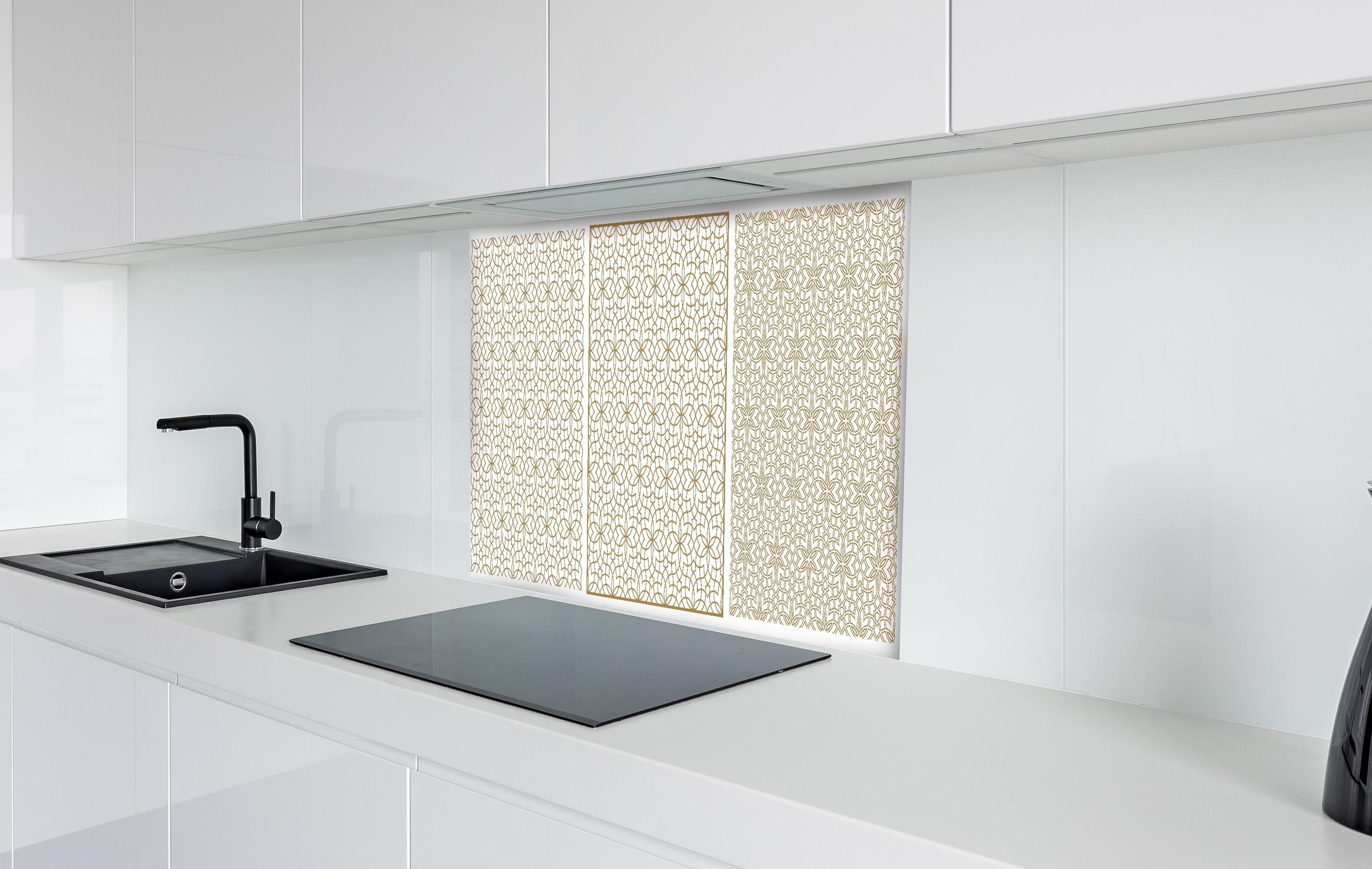 Spritzschutz - Goldene Geometrische Wandmuster Kunstwerk hinter einem Cerankochfeld zwischen Holz-Kochutensilien
