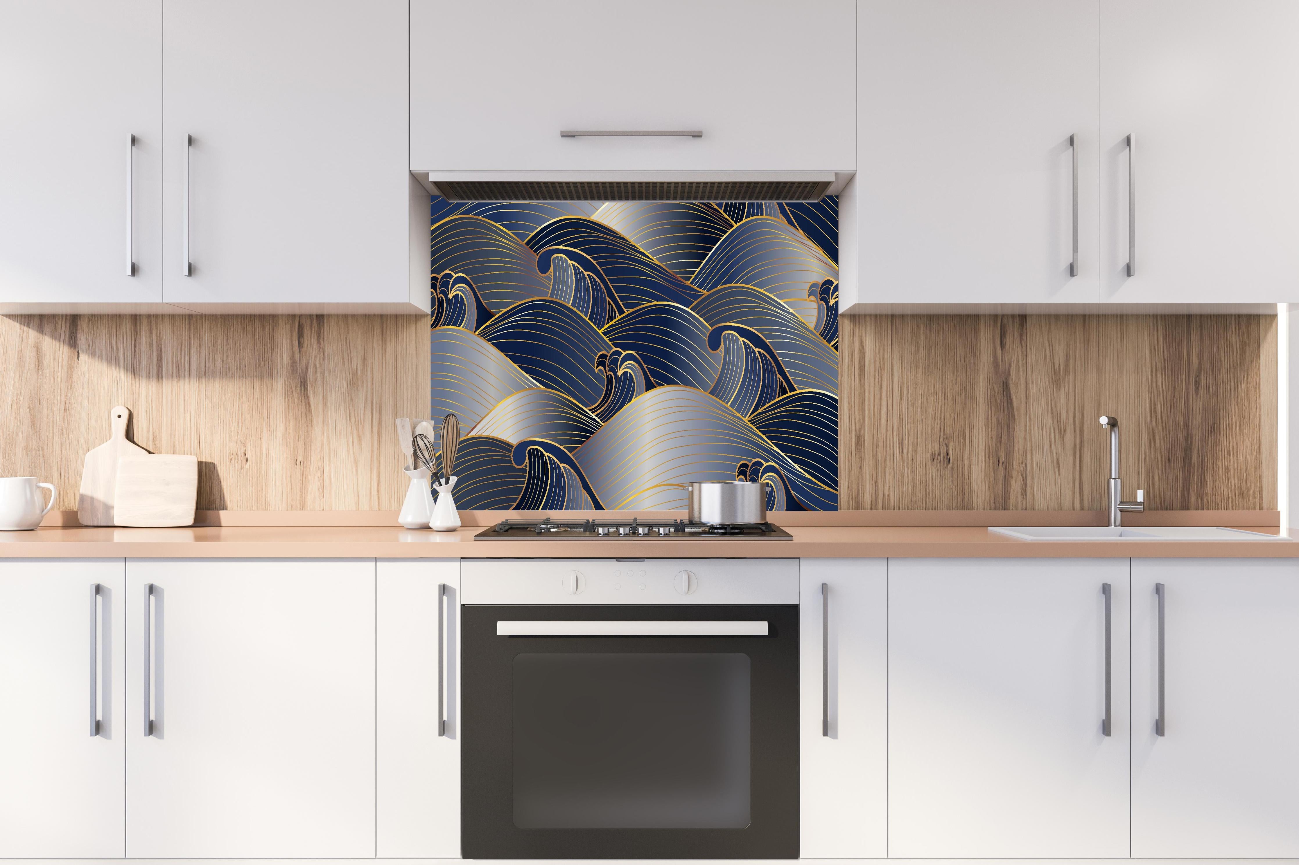 Spritzschutz - Goldene Meereswellen abstrakte Musterung hinter einem Cerankochfeld zwischen Holz-Kochutensilien
