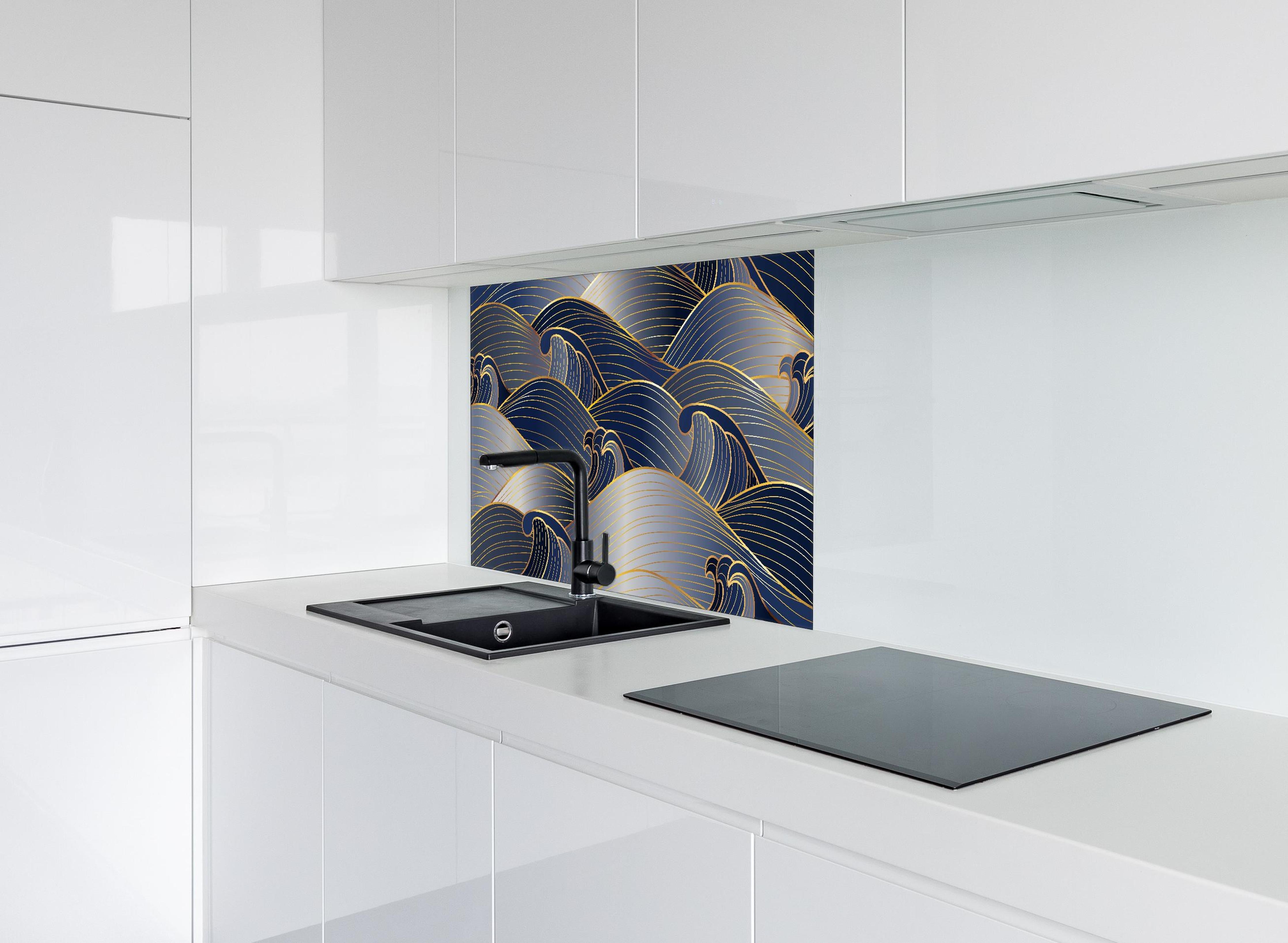Spritzschutz - Goldene Meereswellen abstrakte Musterung hinter einem Cerankochfeld zwischen Holz-Kochutensilien
