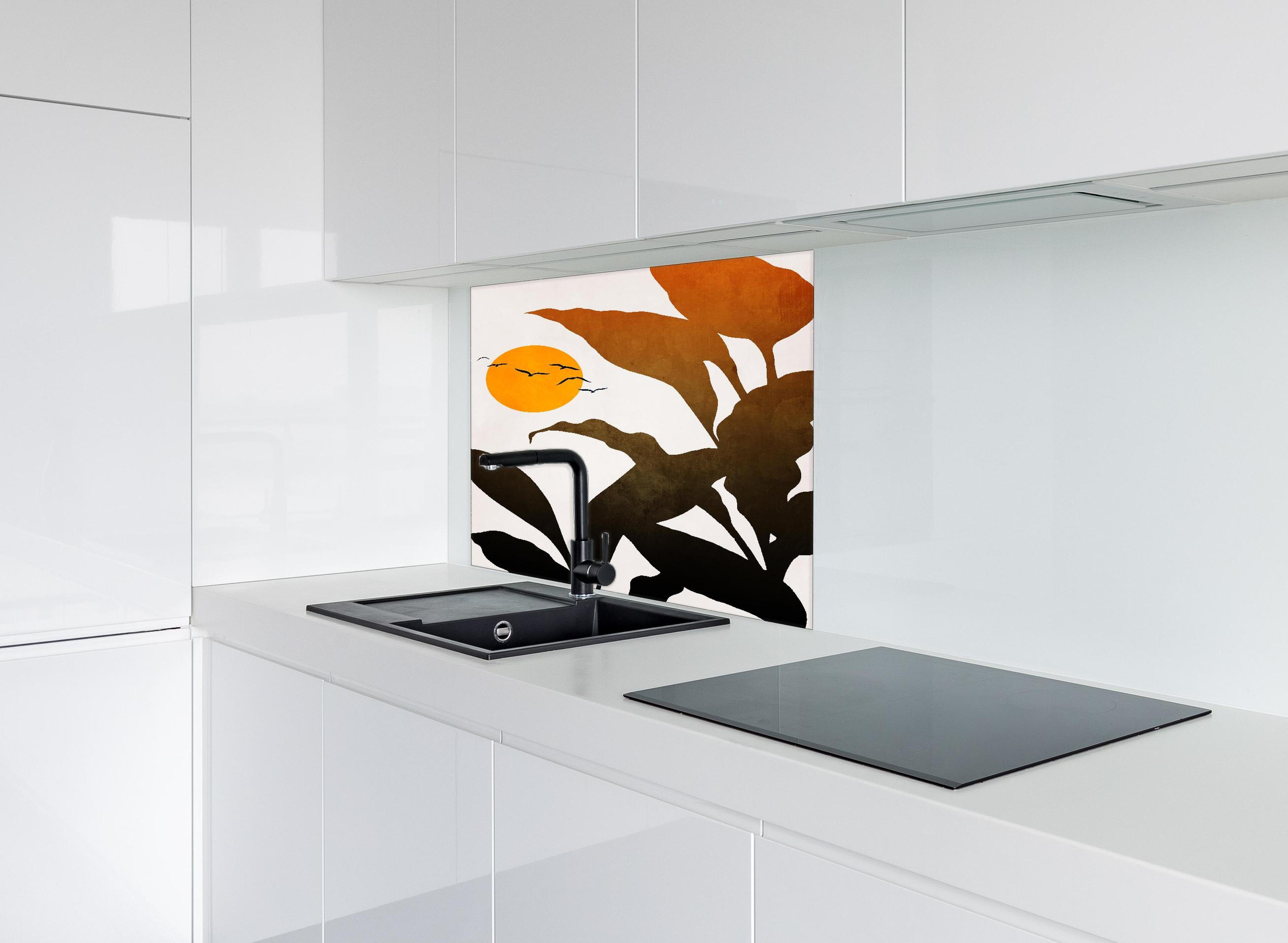 Spritzschutz - Goldene Sonne - Grafik hinter einem Cerankochfeld zwischen Holz-Kochutensilien
