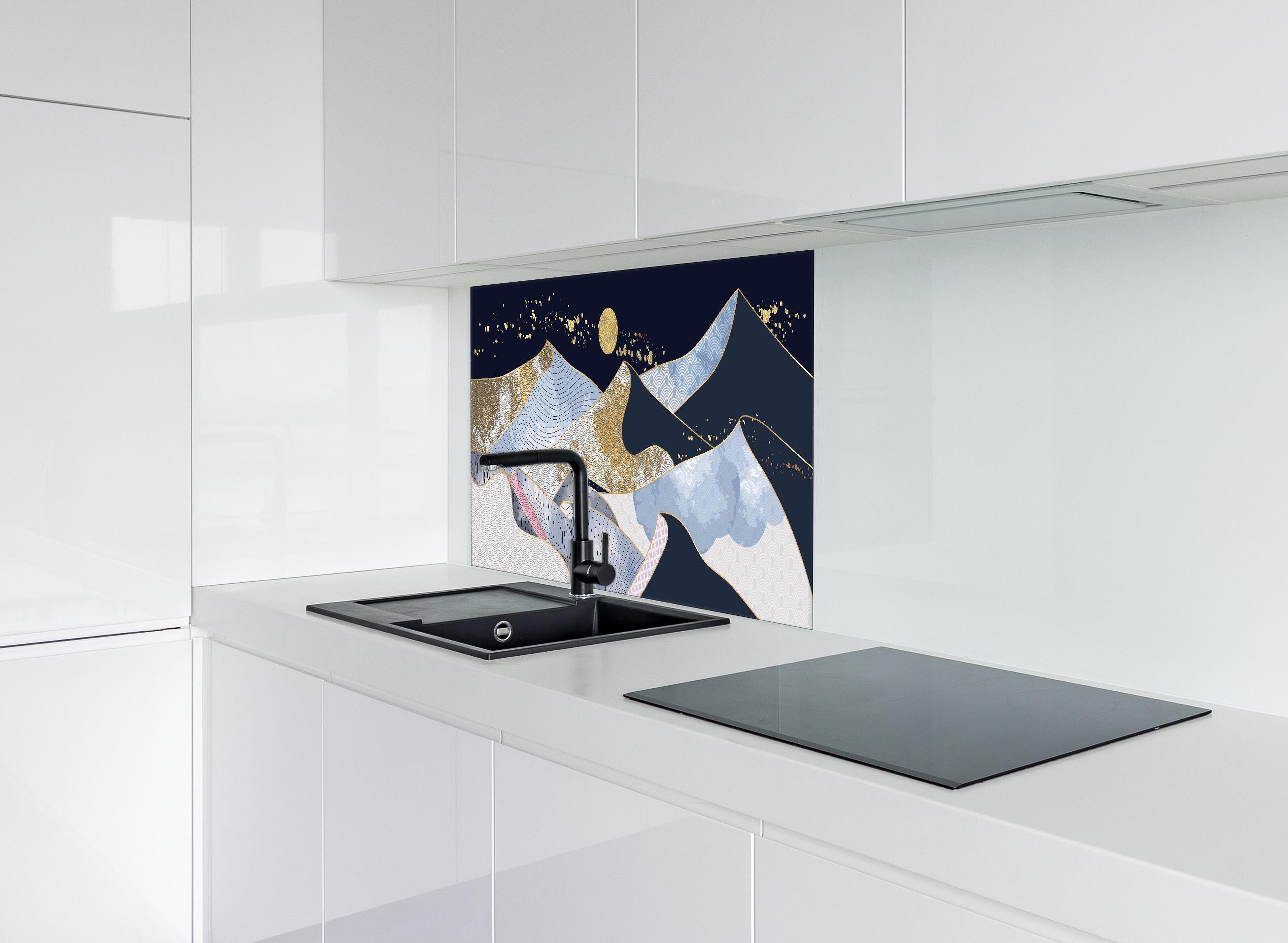 Spritzschutz - Goldene Wellen Kunstwerk mit Mond hinter einem Cerankochfeld zwischen Holz-Kochutensilien
