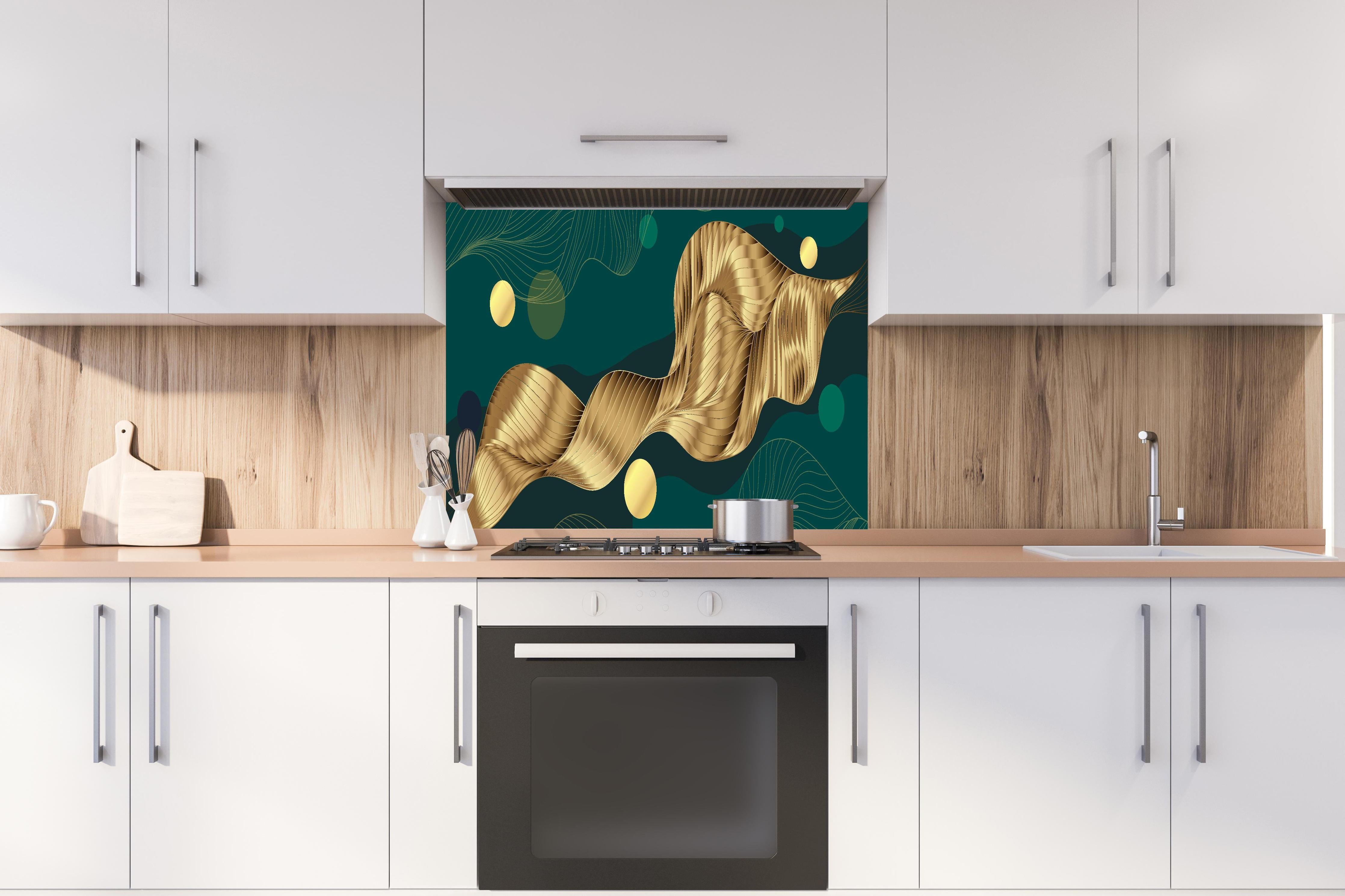 Spritzschutz - Goldene Wellen auf dunklem Hintergrund hinter einem Cerankochfeld zwischen Holz-Kochutensilien
