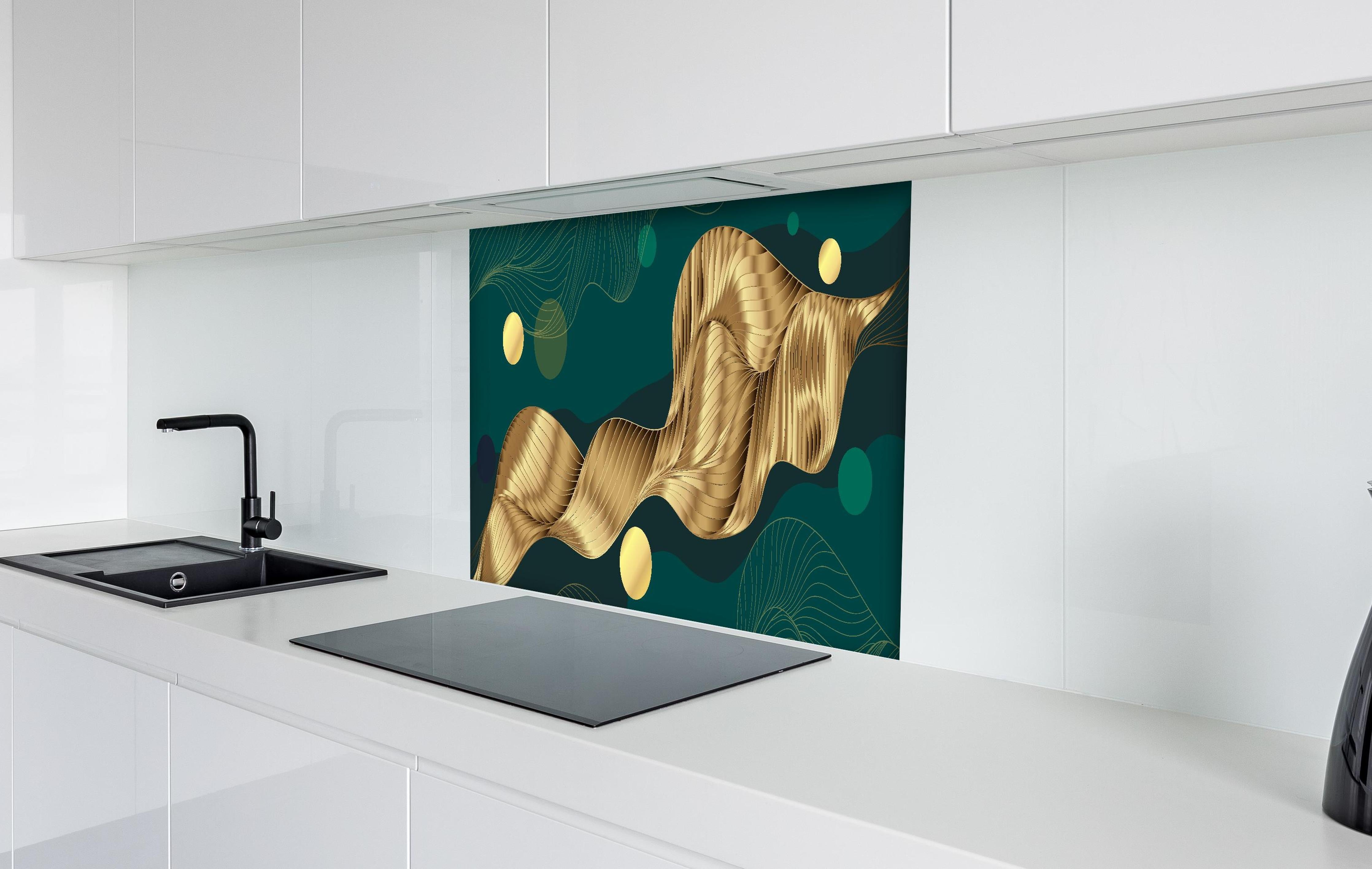 Spritzschutz - Goldene Wellen auf dunklem Hintergrund hinter einem Cerankochfeld zwischen Holz-Kochutensilien
