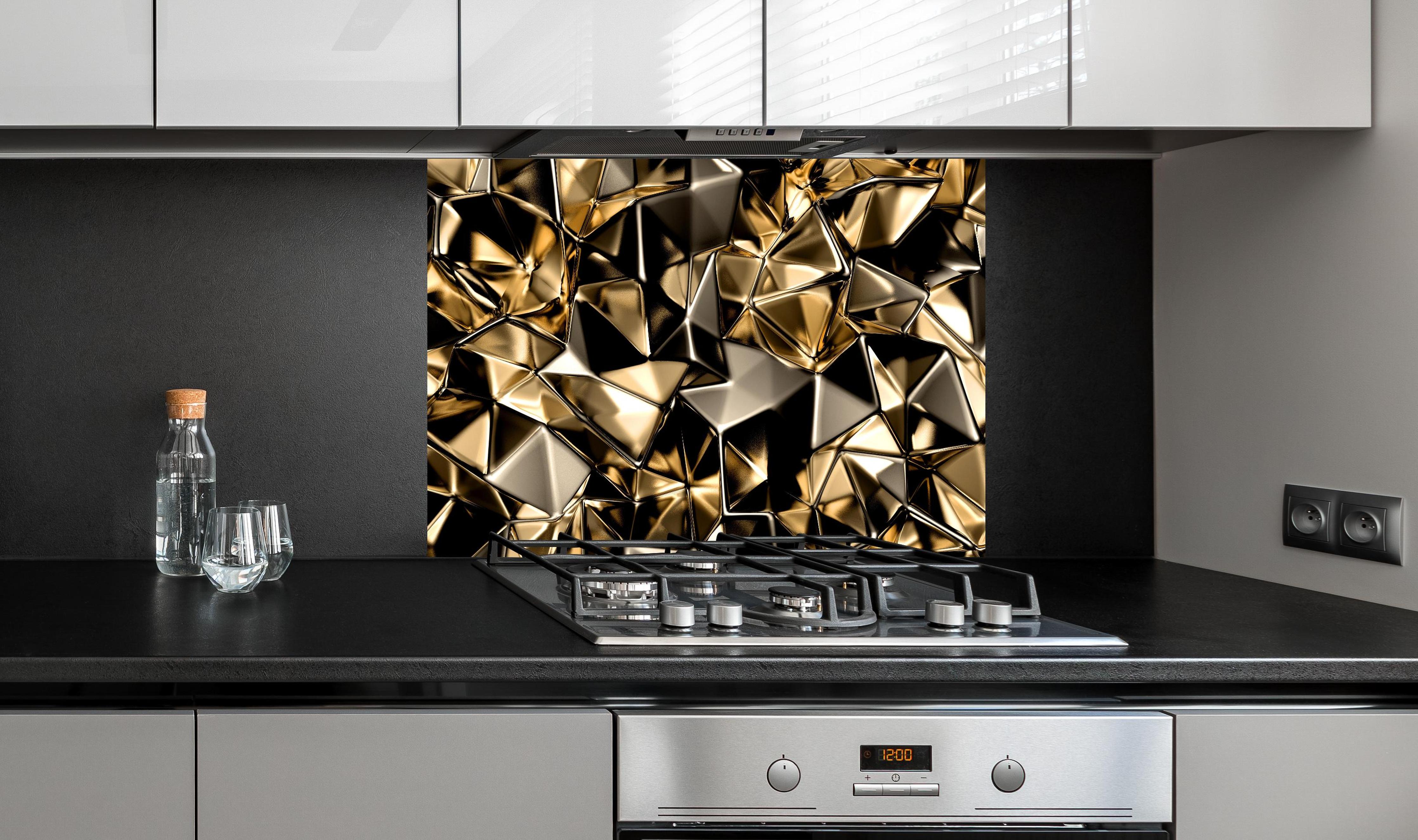 Spritzschutz - Goldene abstrakte Kristallstruktur Hintergrund hinter einem Cerankochfeld zwischen Holz-Kochutensilien
