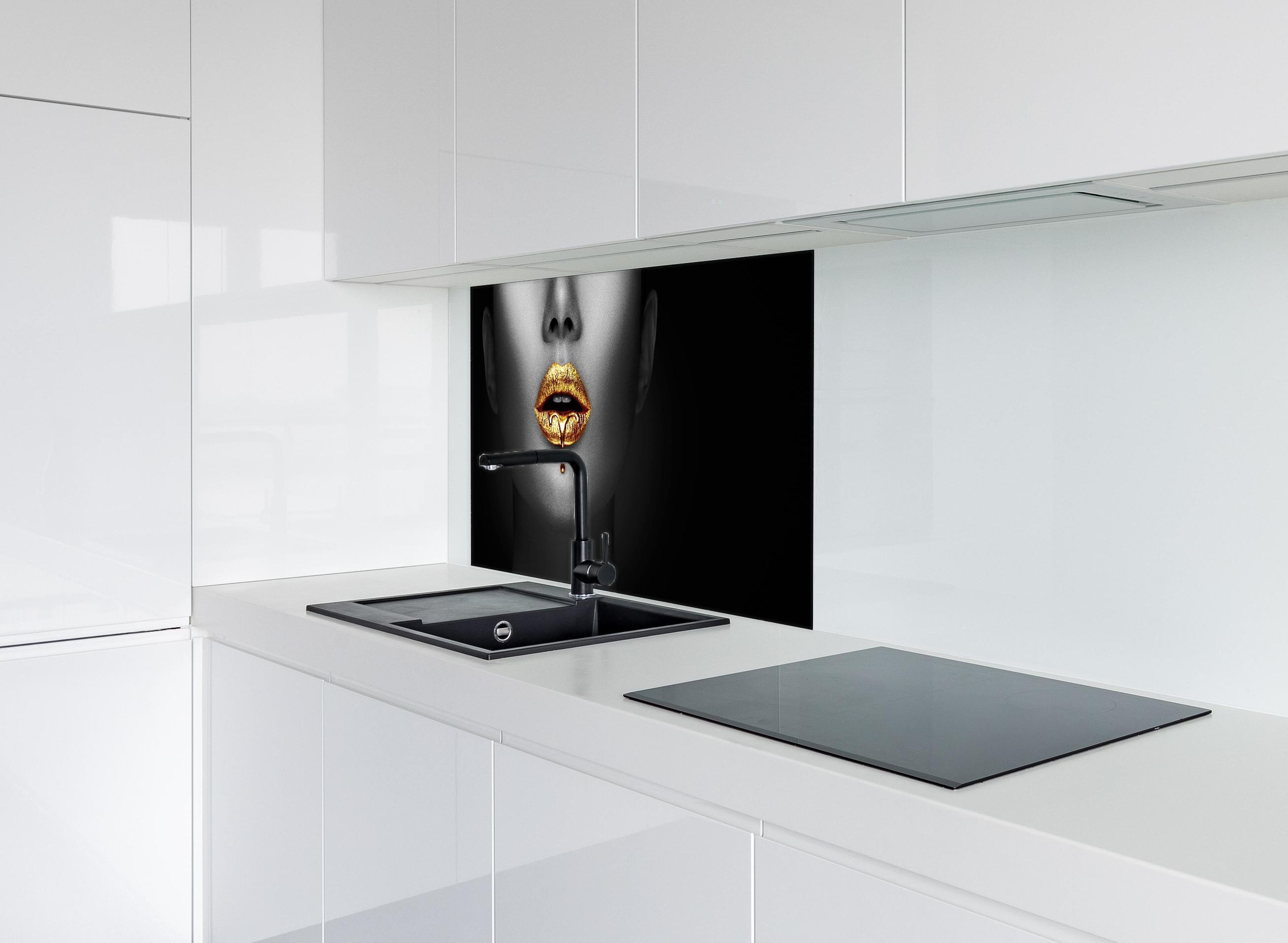 Spritzschutz - Goldener Lipgloss auf sexy Lippen Kunst hinter einem Cerankochfeld zwischen Holz-Kochutensilien
