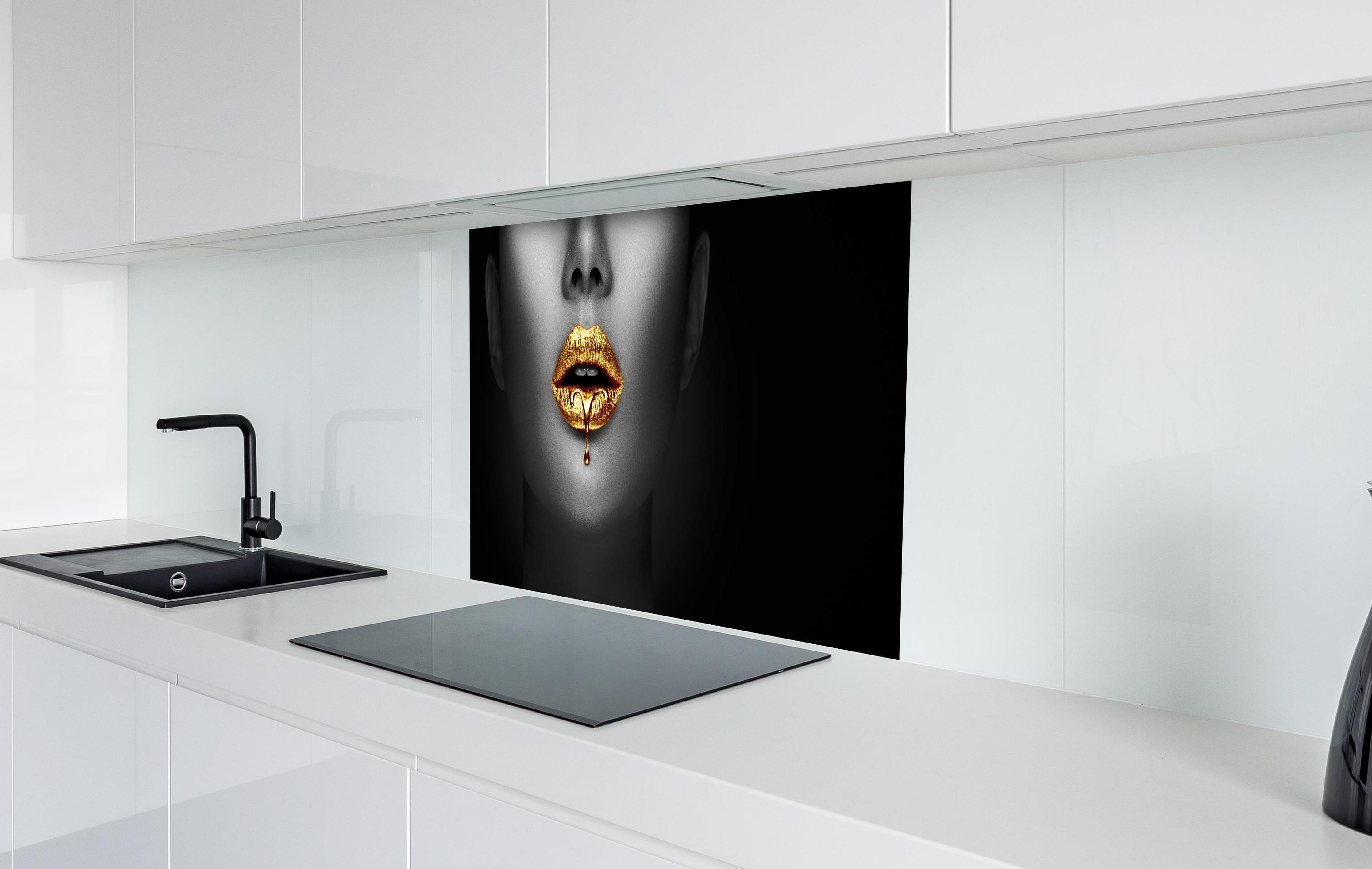 Spritzschutz - Goldener Lipgloss auf sexy Lippen Kunst hinter einem Cerankochfeld zwischen Holz-Kochutensilien
