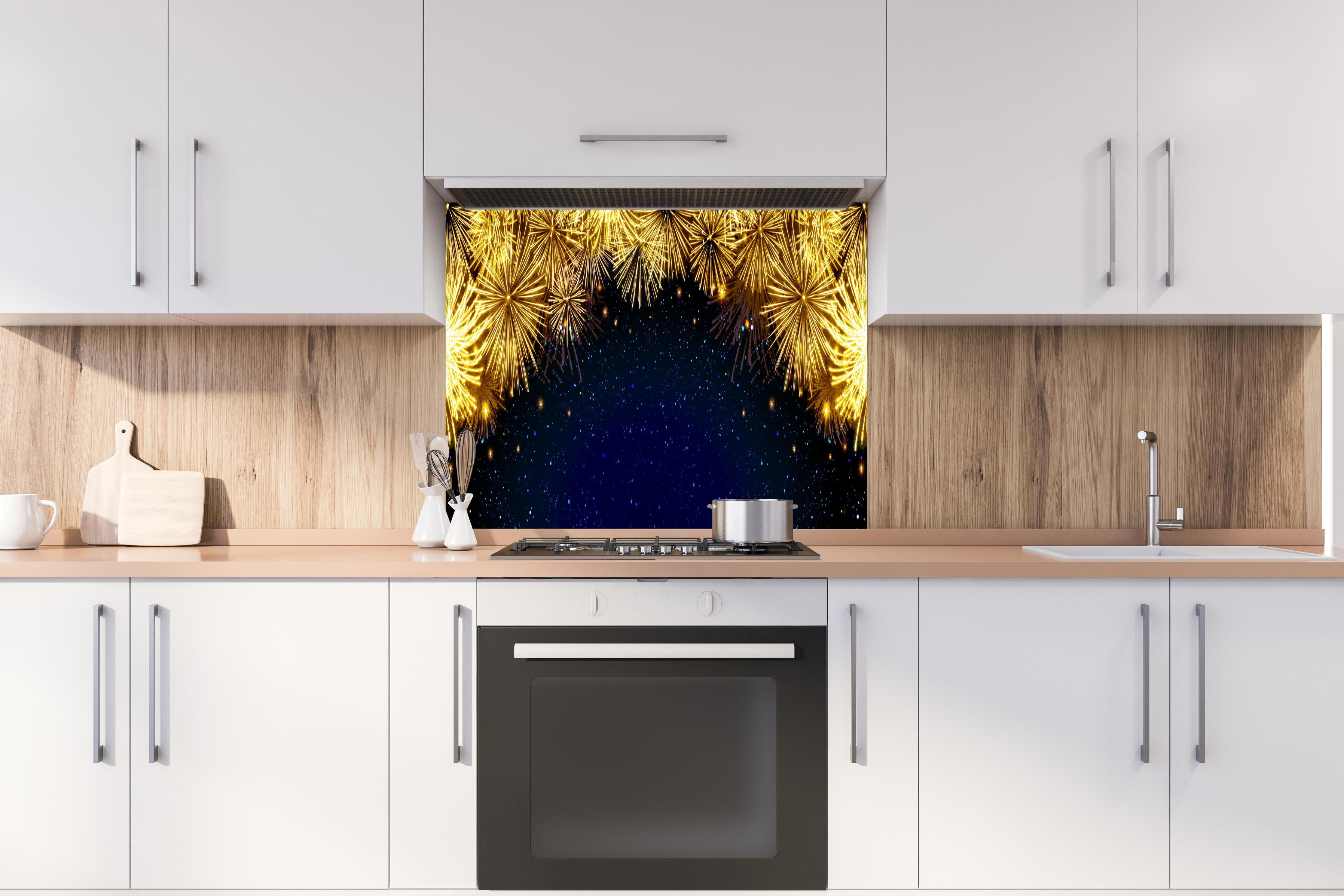 Spritzschutz - Goldenes Feuerwerk - Hintergrund hinter einem Cerankochfeld zwischen Holz-Kochutensilien
