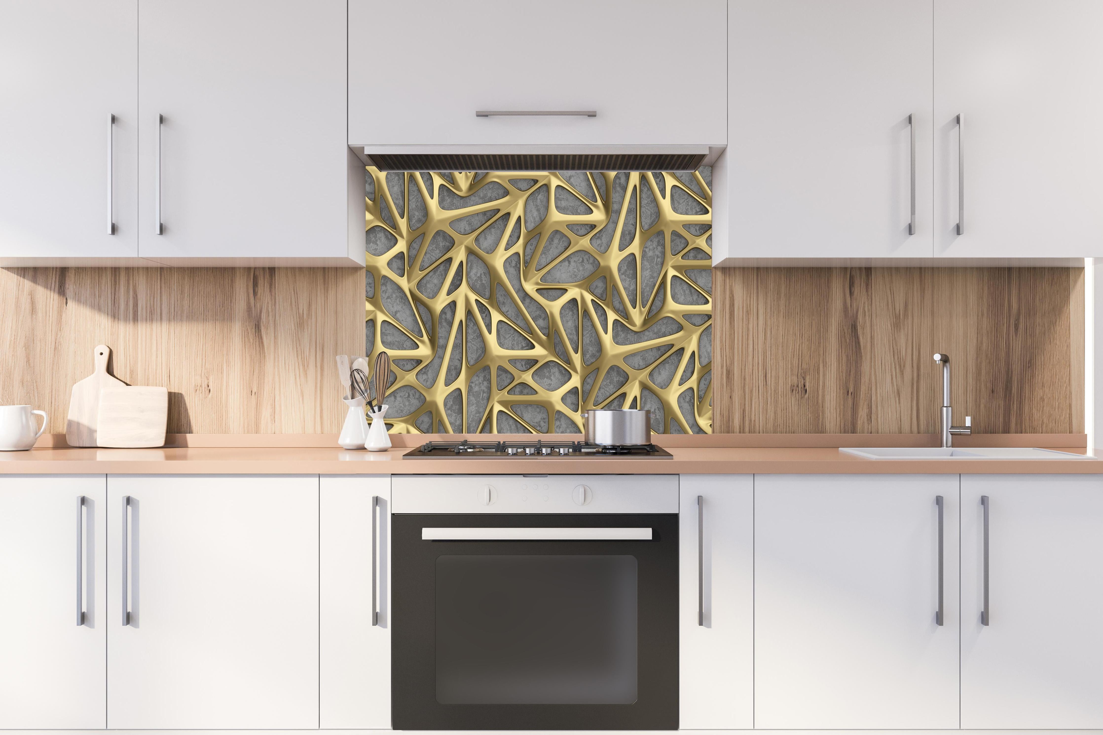 Spritzschutz - Goldenes Gitter Muster hinter einem Cerankochfeld zwischen Holz-Kochutensilien
