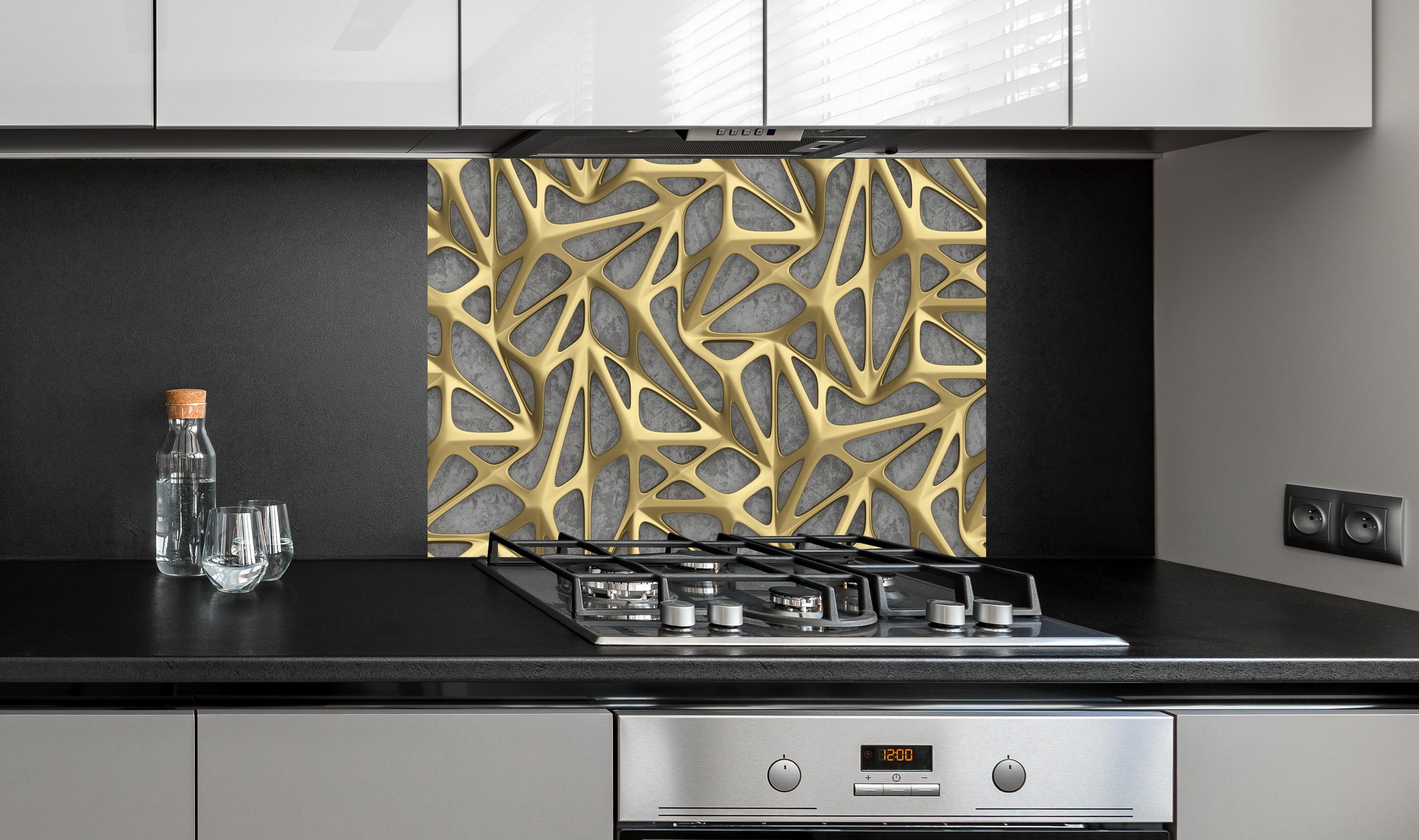 Spritzschutz - Goldenes Gitter Muster hinter einem Cerankochfeld zwischen Holz-Kochutensilien
