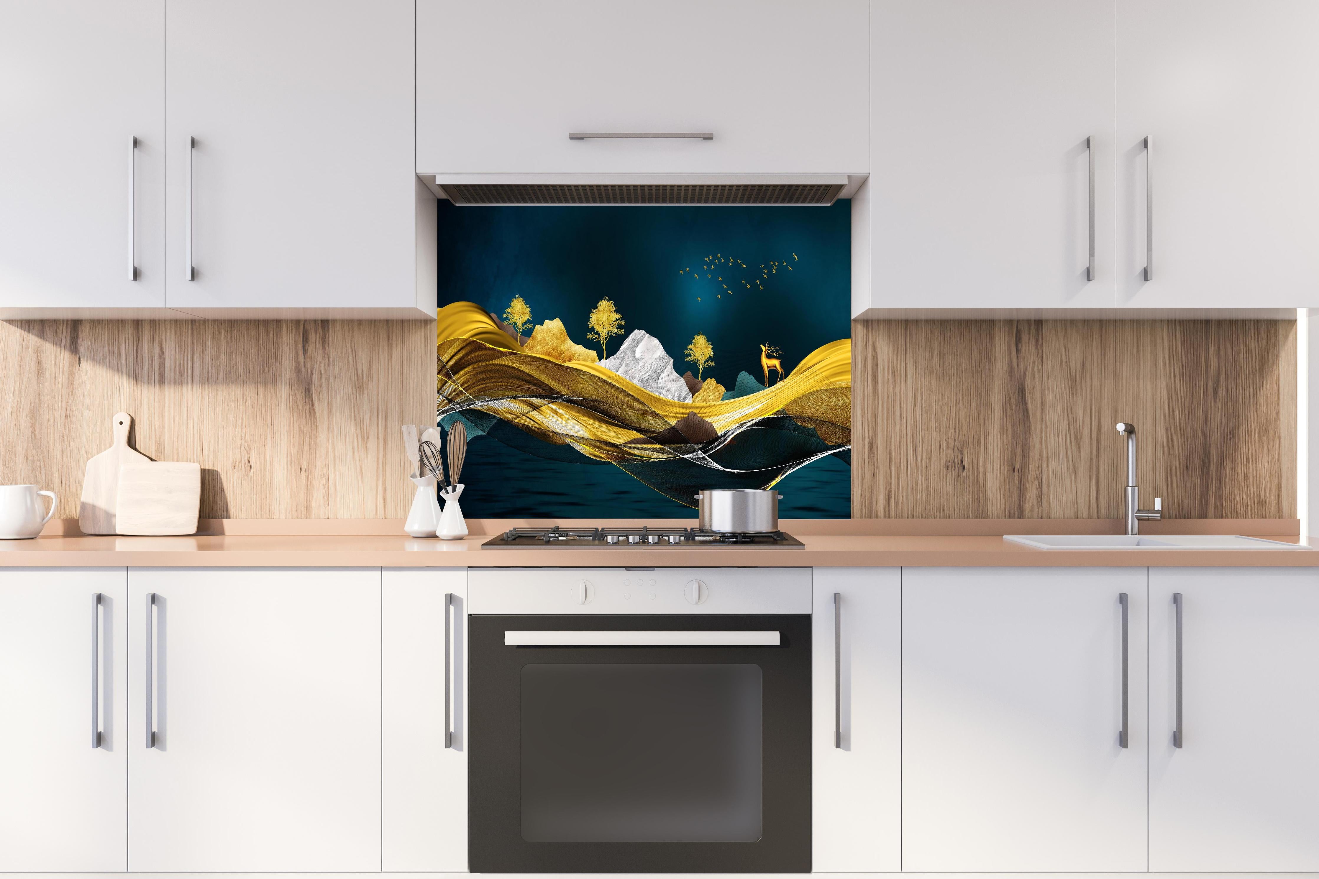 Spritzschutz - Goldenes Wellendesign - 3D  hinter einem Cerankochfeld zwischen Holz-Kochutensilien
