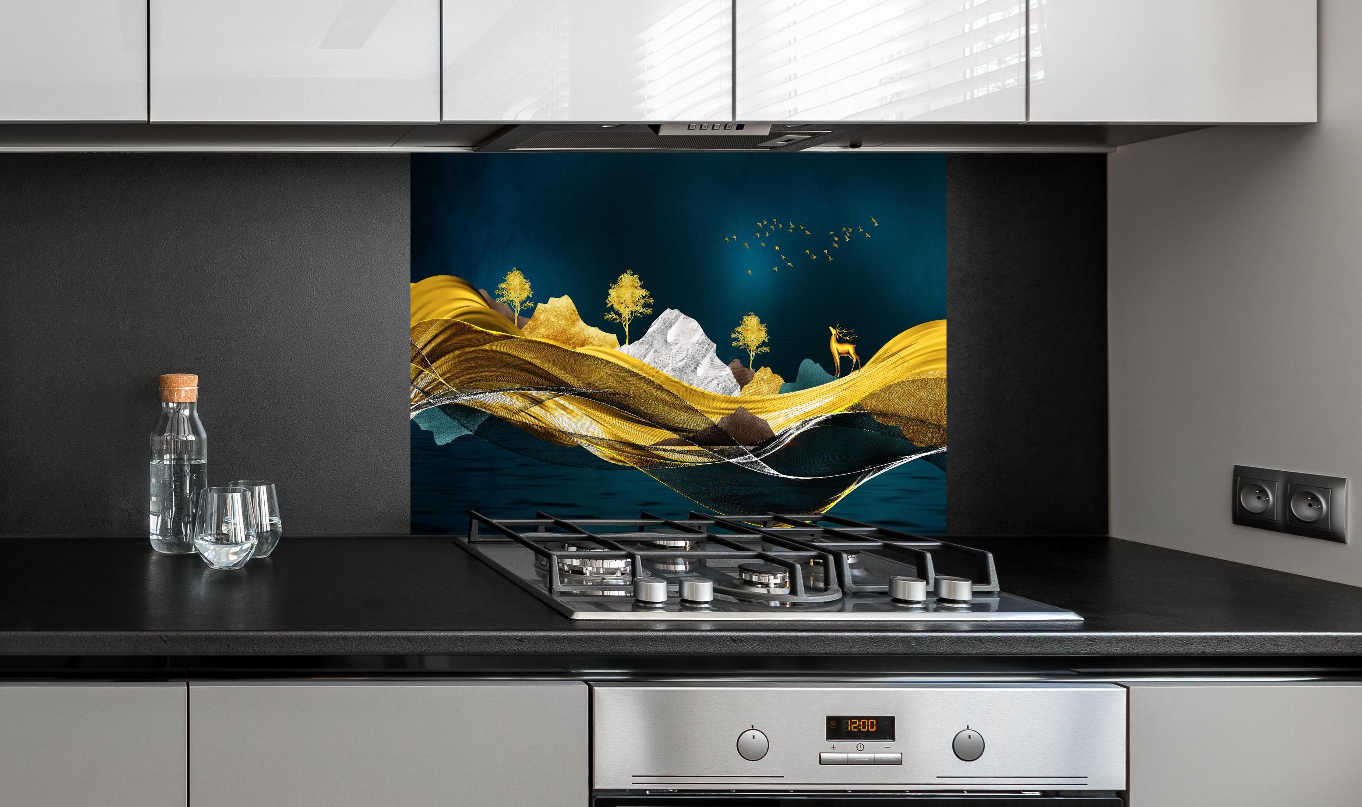 Spritzschutz - Goldenes Wellendesign - 3D  hinter einem Cerankochfeld zwischen Holz-Kochutensilien
