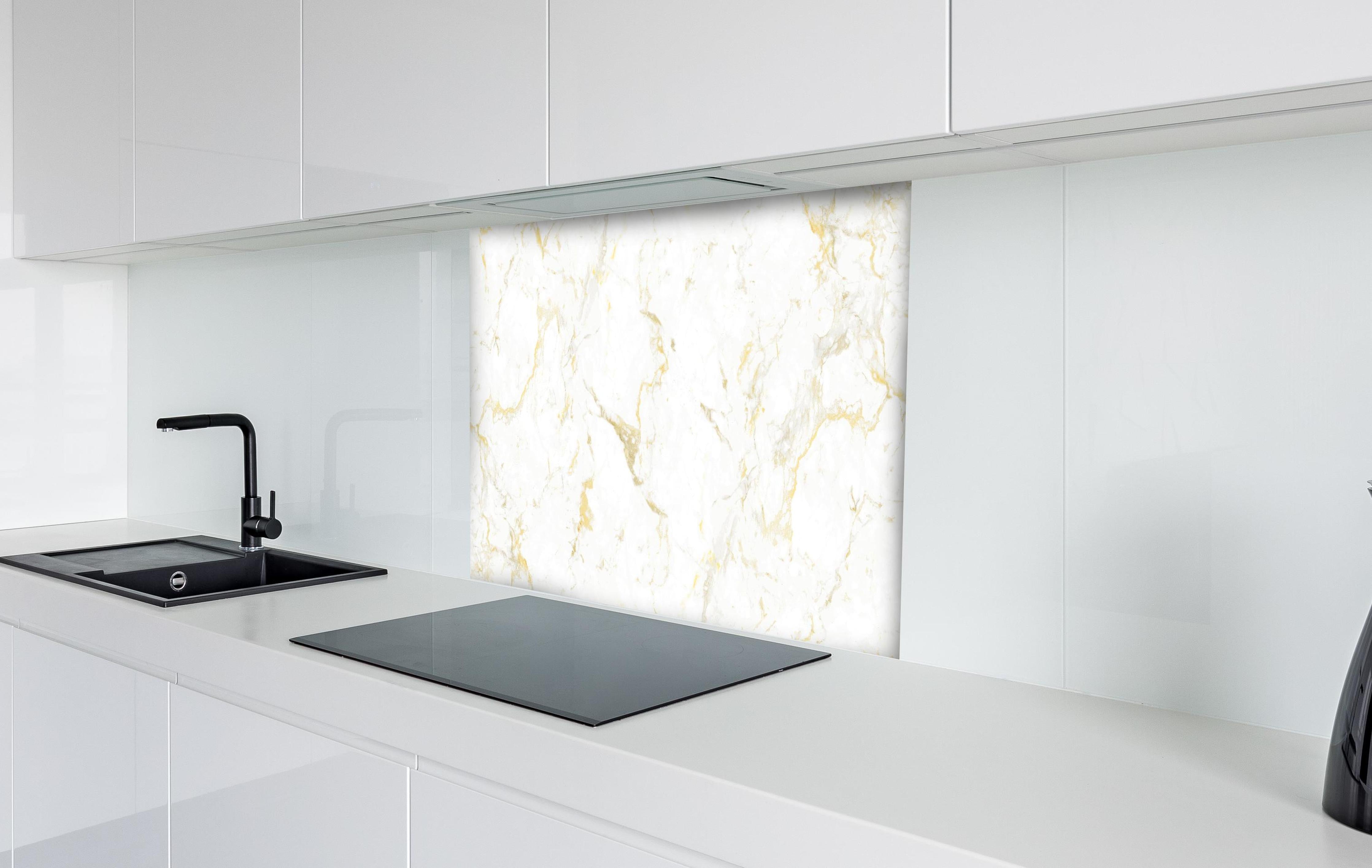 Spritzschutz - Goldmarmor Textur  hinter einem Cerankochfeld zwischen Holz-Kochutensilien
