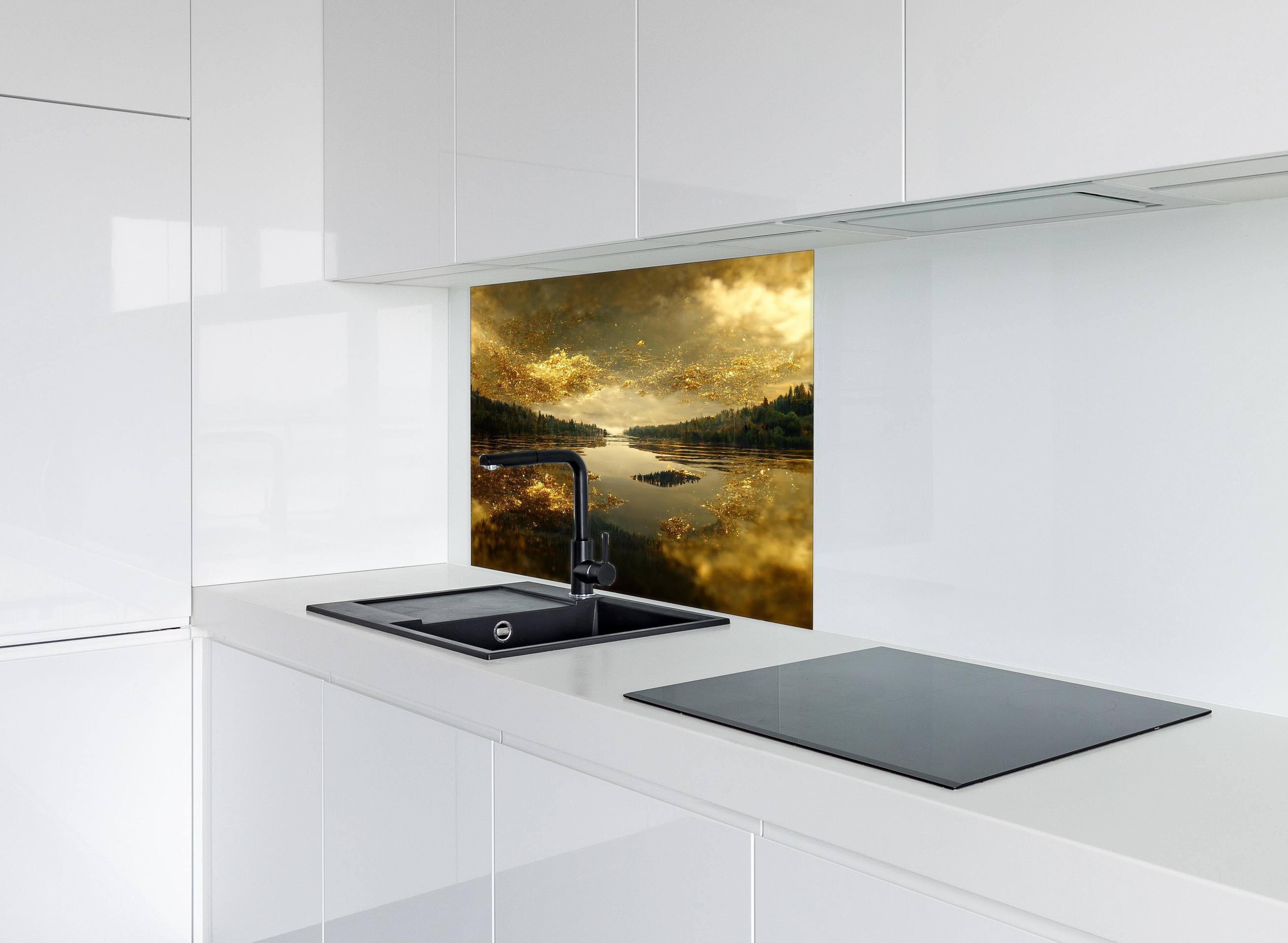 Spritzschutz - Goldstaub über Fluss hinter einem Cerankochfeld zwischen Holz-Kochutensilien
