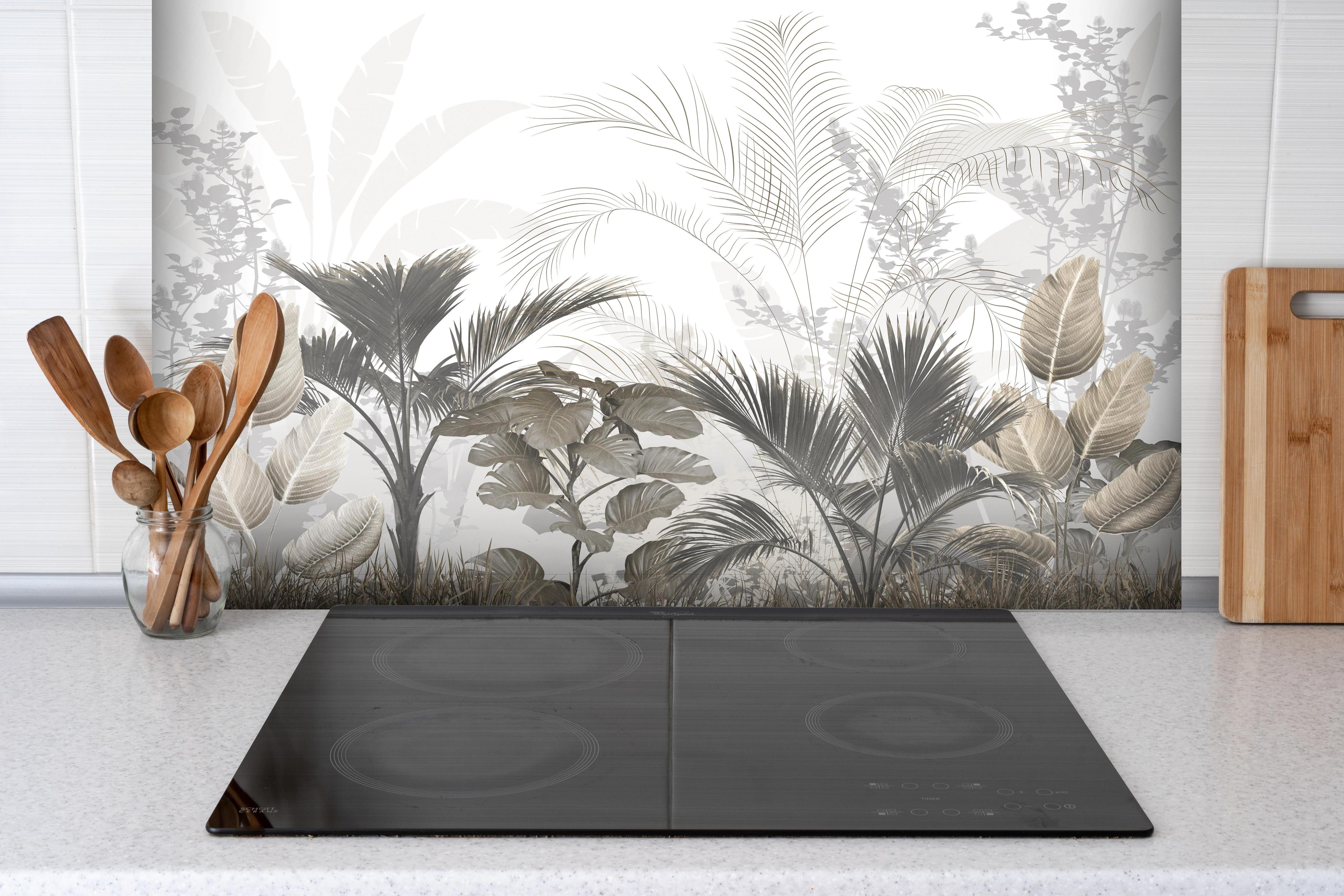 Spritzschutz - Gräulich - Florales Wandbild hinter einem Cerankochfeld zwischen Holz-Kochutensilien
