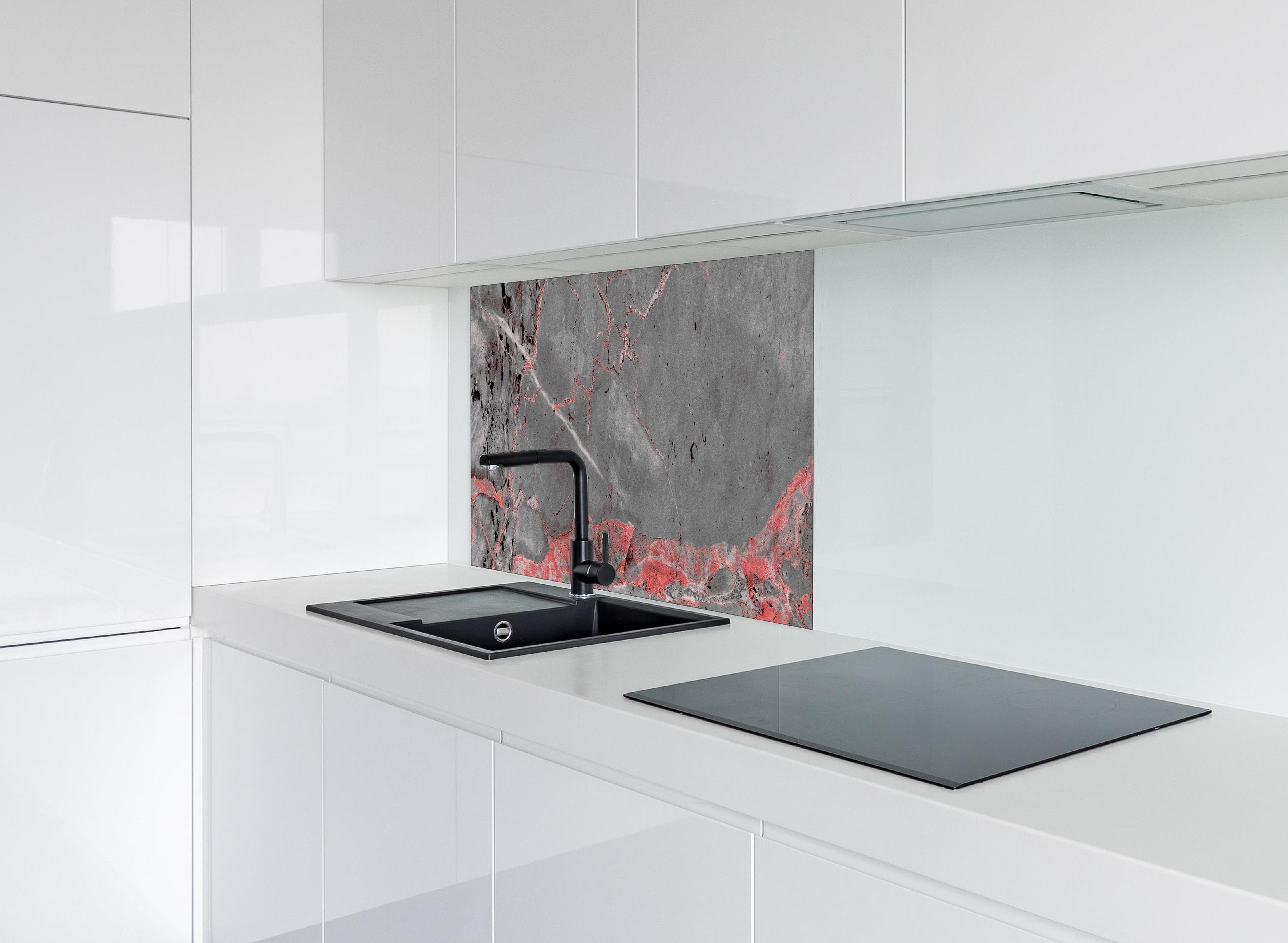 Spritzschutz - Gräulich-rote Marmor Textur hinter einem Cerankochfeld zwischen Holz-Kochutensilien
