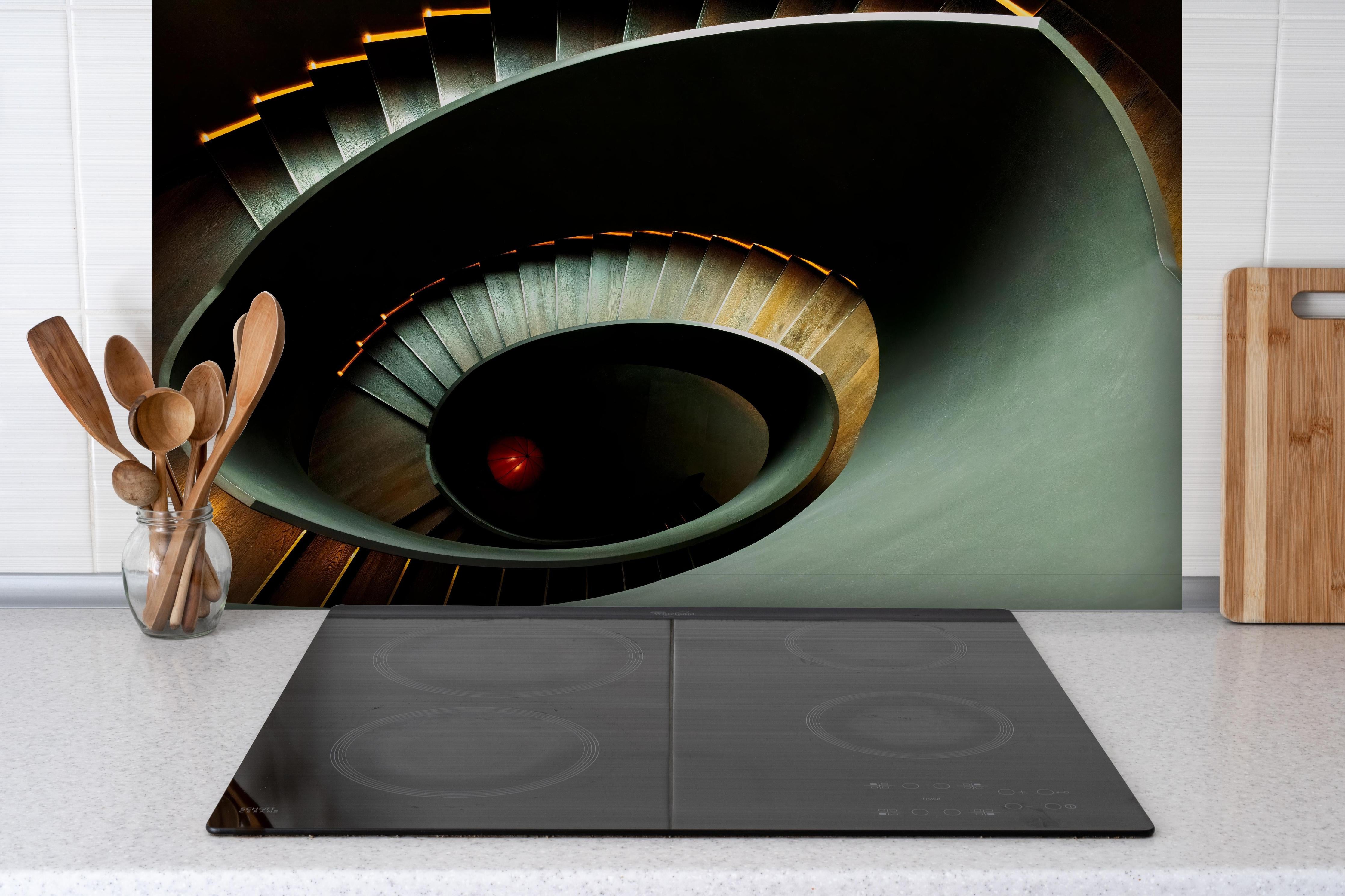 Spritzschutz - Gräuliche Architektur - Treppen hinter einem Cerankochfeld zwischen Holz-Kochutensilien
