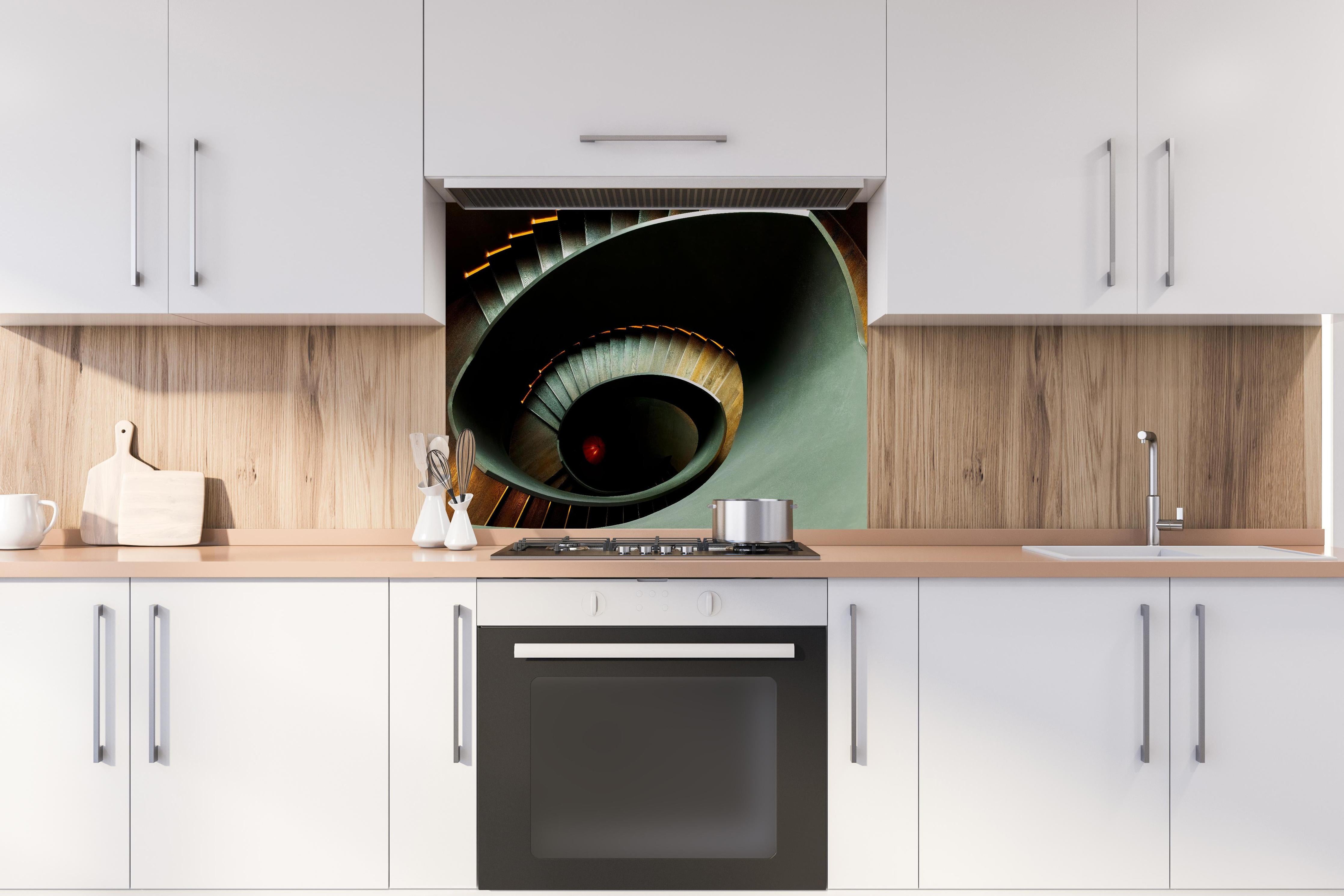 Spritzschutz - Gräuliche Architektur - Treppen hinter einem Cerankochfeld zwischen Holz-Kochutensilien
