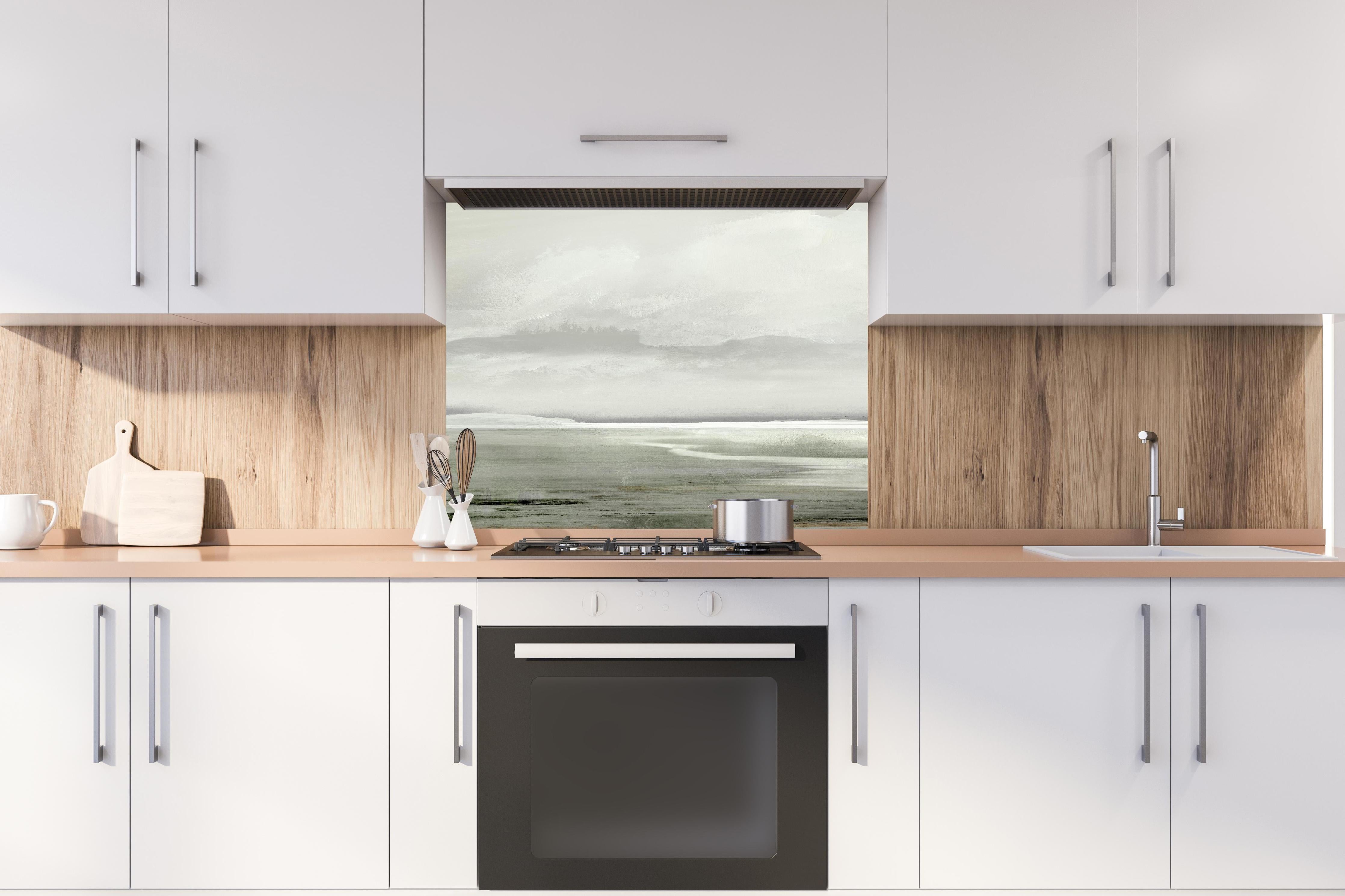 Spritzschutz - Gräuliche Landschaft - Gemälde hinter einem Cerankochfeld zwischen Holz-Kochutensilien
