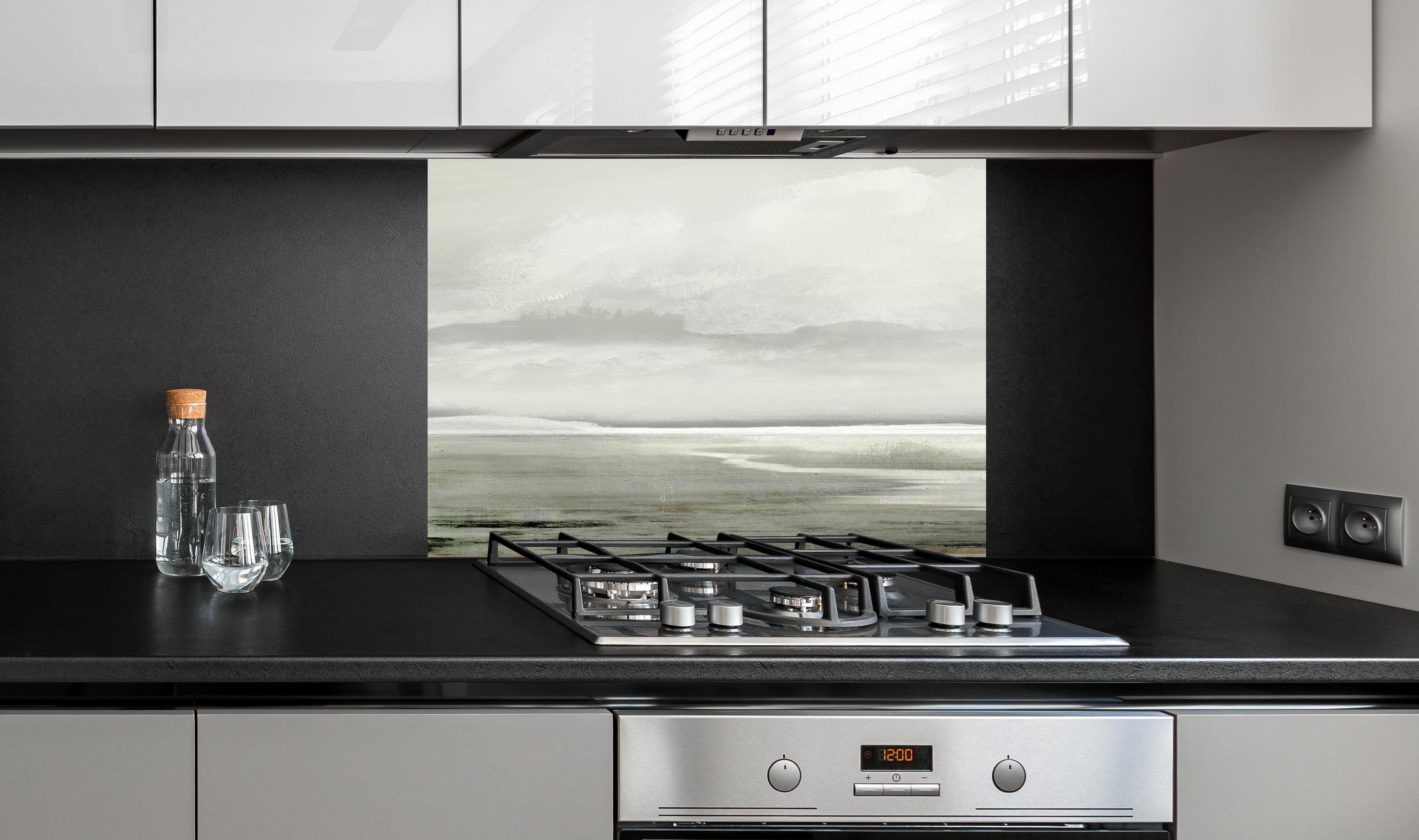 Spritzschutz - Gräuliche Landschaft - Gemälde hinter einem Cerankochfeld zwischen Holz-Kochutensilien
