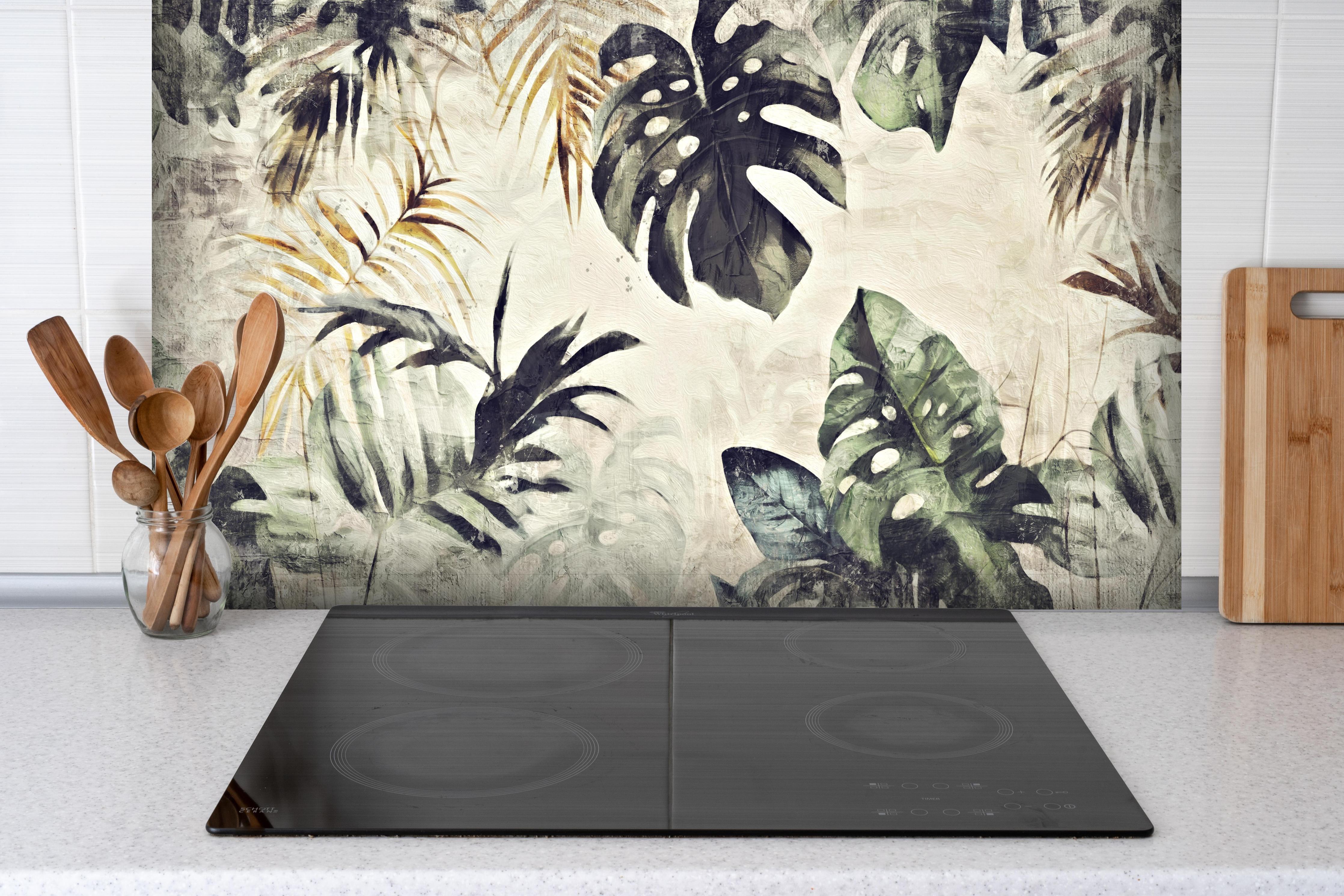 Spritzschutz - Gräuliche Pflanzen - Floral hinter einem Cerankochfeld zwischen Holz-Kochutensilien
