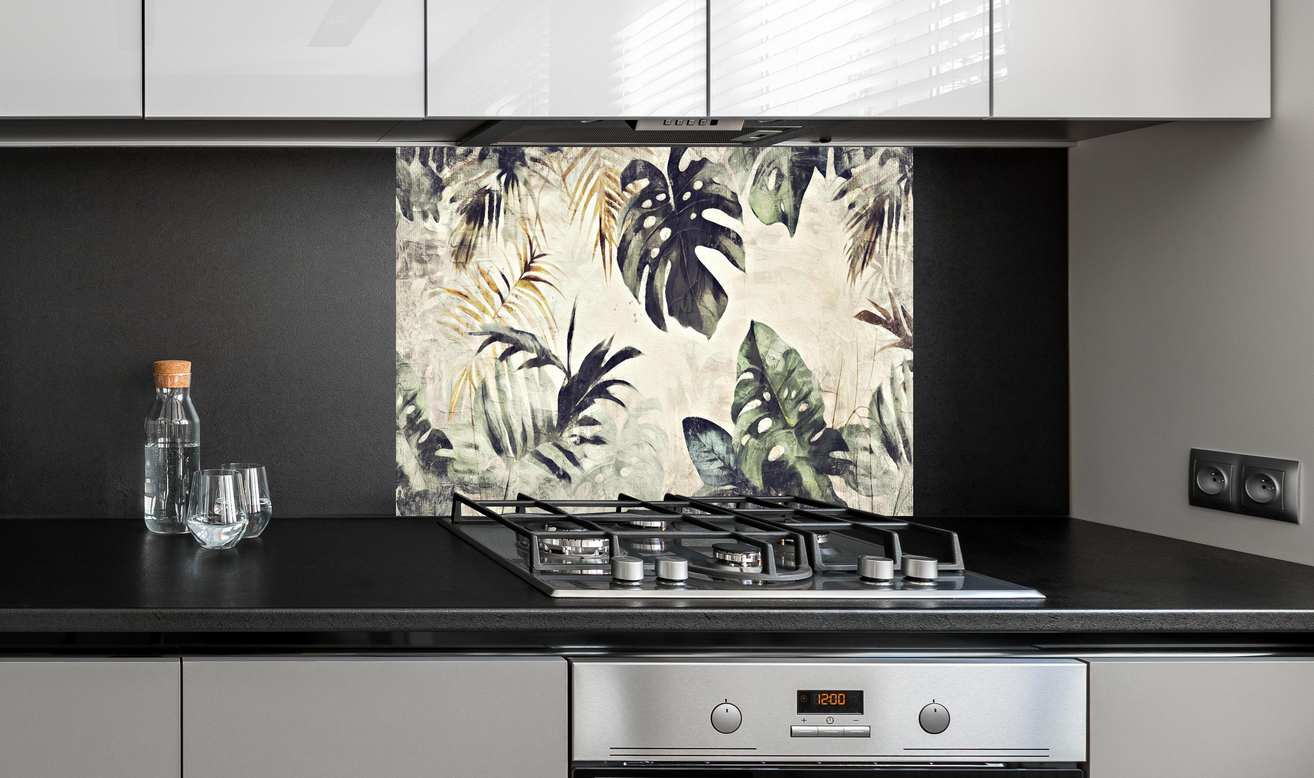 Spritzschutz - Gräuliche Pflanzen - Floral hinter einem Cerankochfeld zwischen Holz-Kochutensilien
