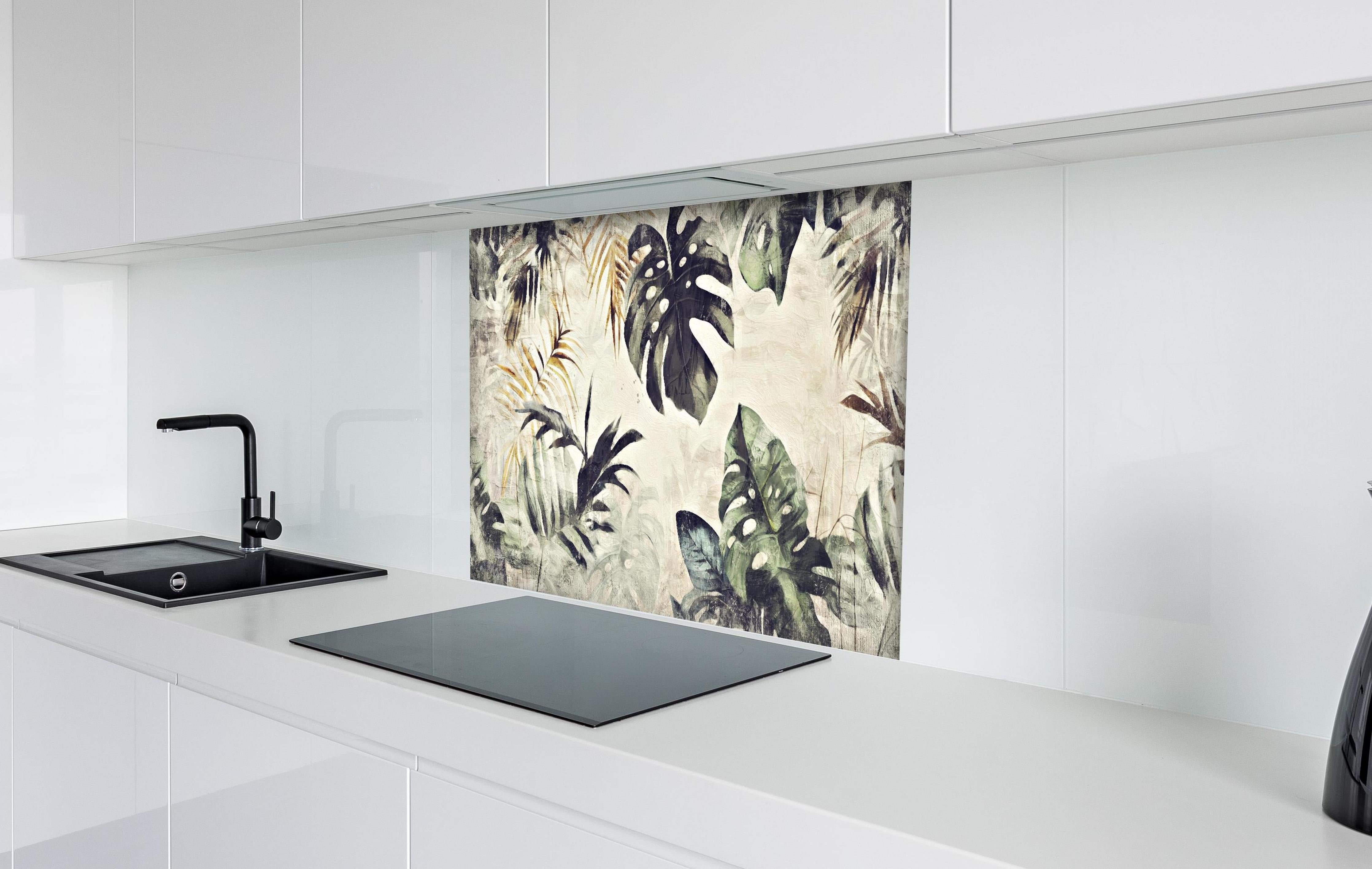 Spritzschutz - Gräuliche Pflanzen - Floral hinter einem Cerankochfeld zwischen Holz-Kochutensilien
