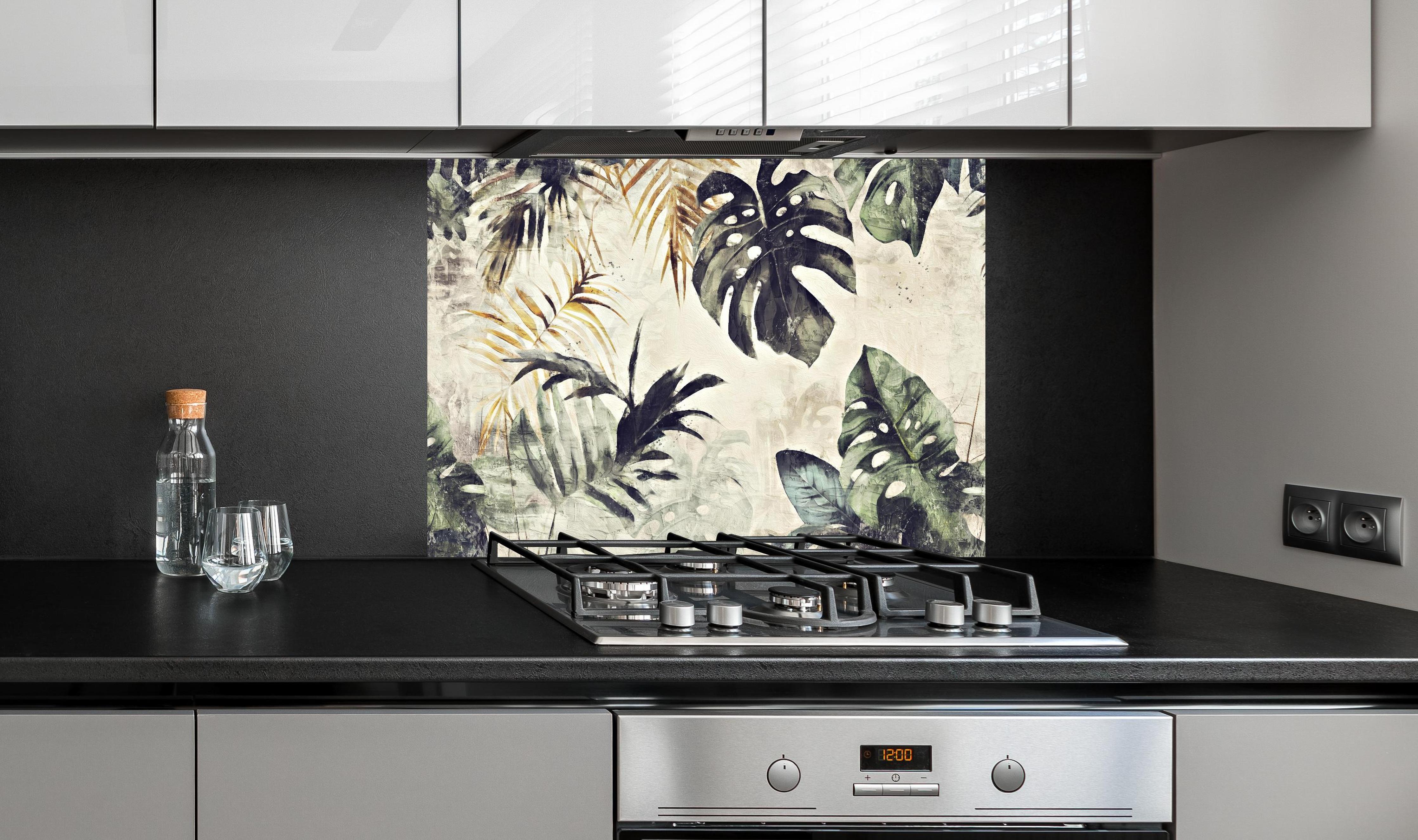 Spritzschutz - Gräuliche Pflanzen Floral hinter einem Cerankochfeld zwischen Holz-Kochutensilien
