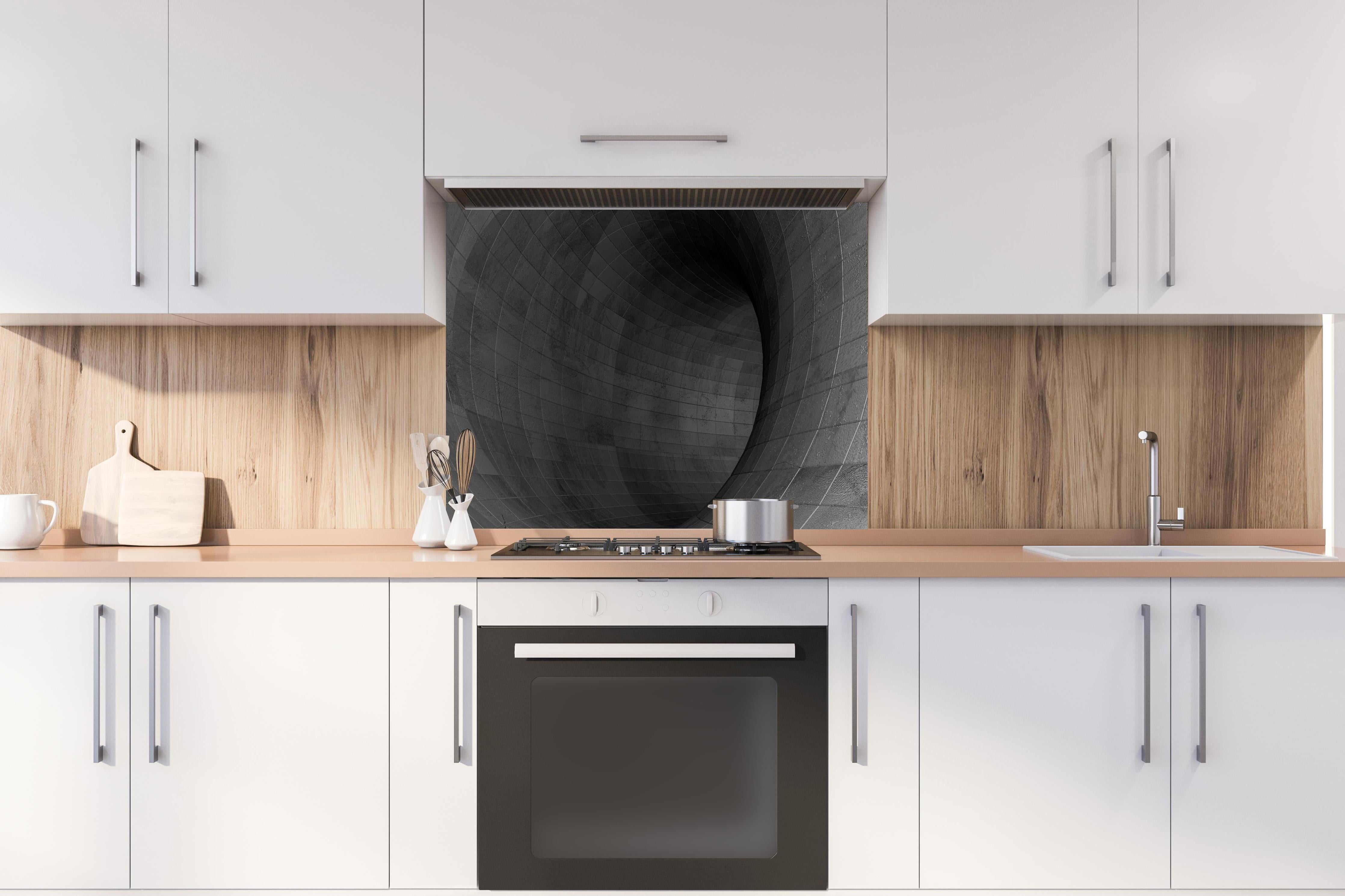 Spritzschutz - Gräulicher Beton - Tunnel hinter einem Cerankochfeld zwischen Holz-Kochutensilien
