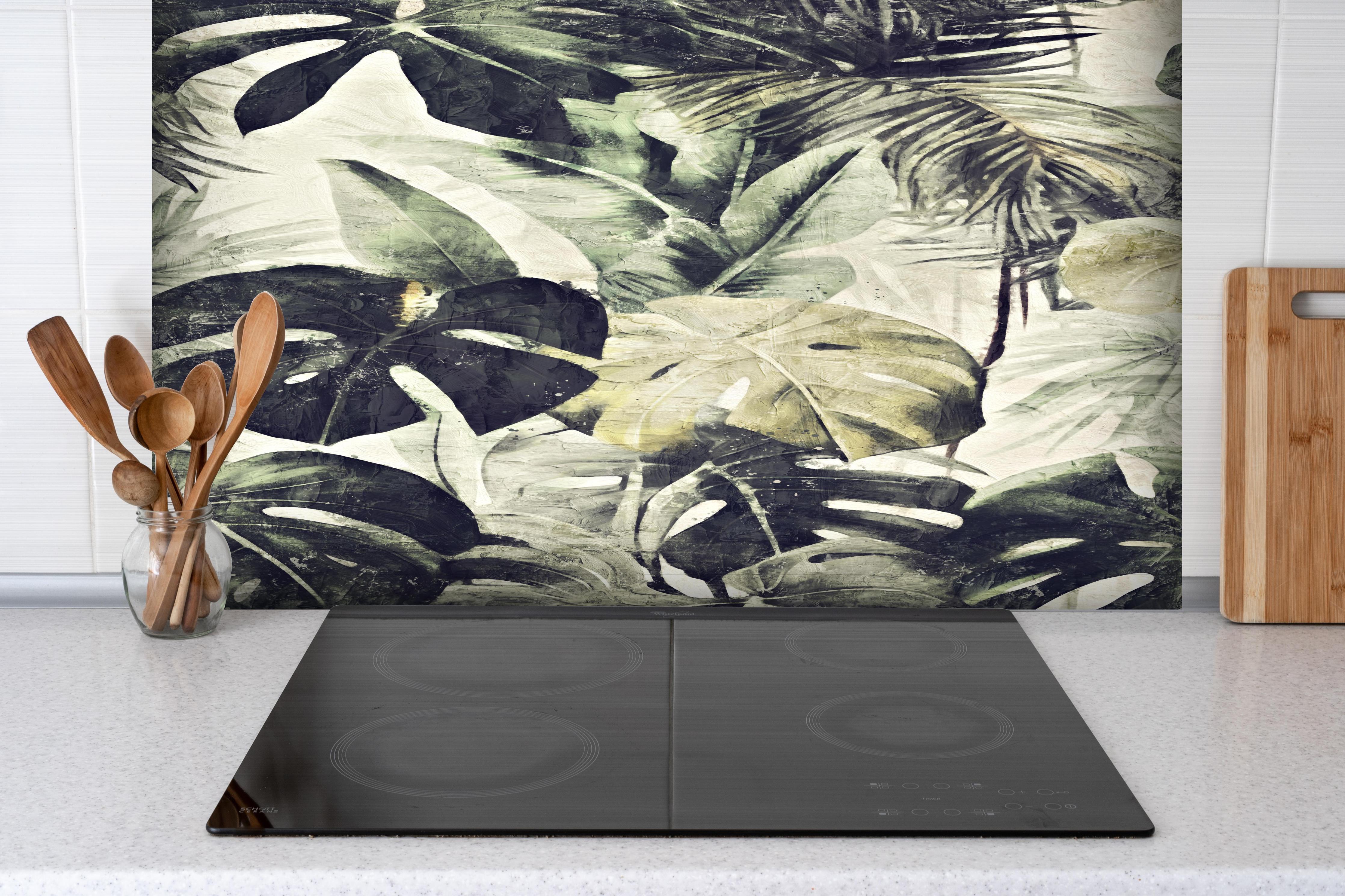 Spritzschutz - Gräulicher Dschungel - Floral hinter einem Cerankochfeld zwischen Holz-Kochutensilien
