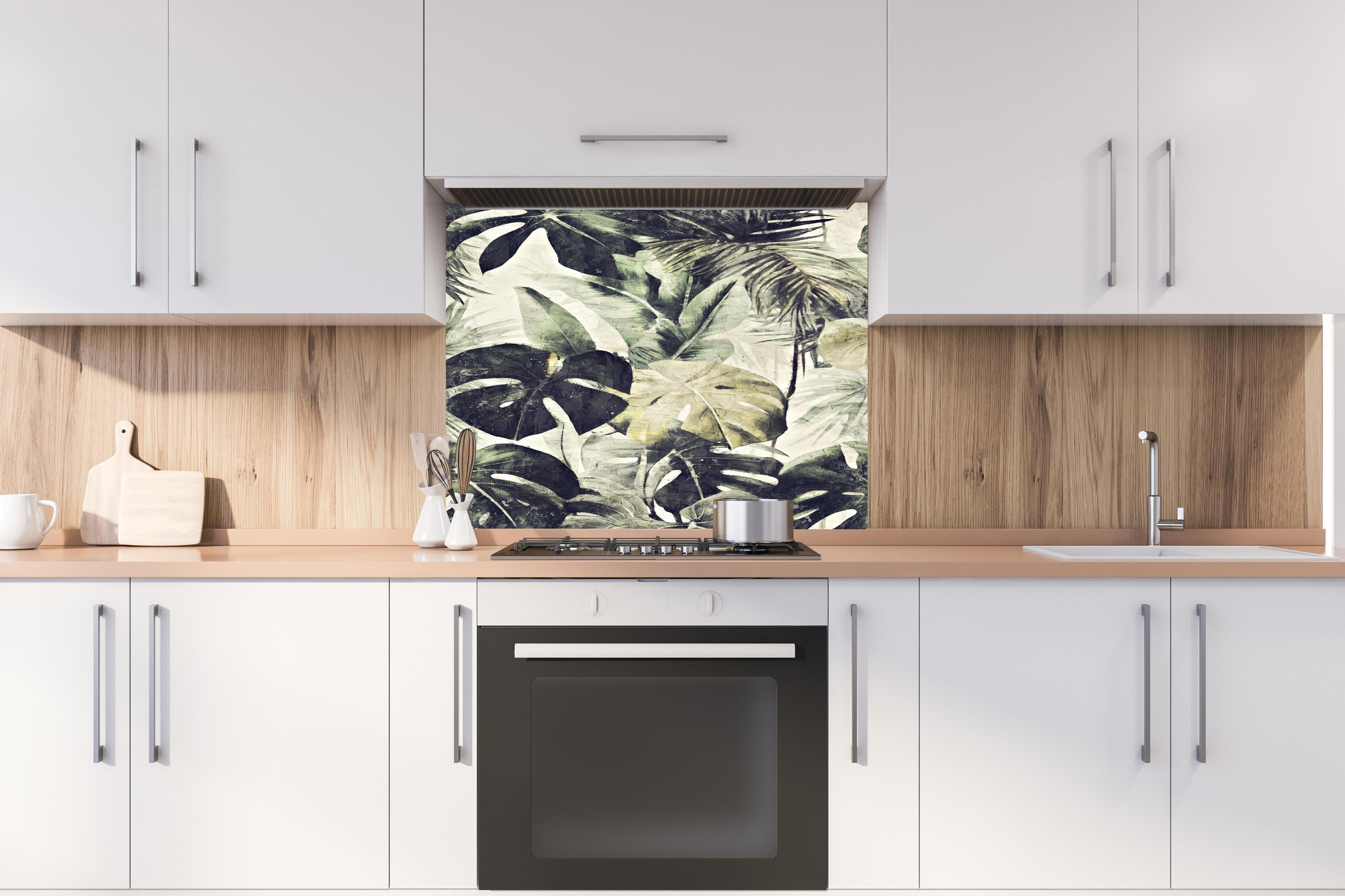 Spritzschutz - Gräulicher Dschungel - Floral hinter einem Cerankochfeld zwischen Holz-Kochutensilien
