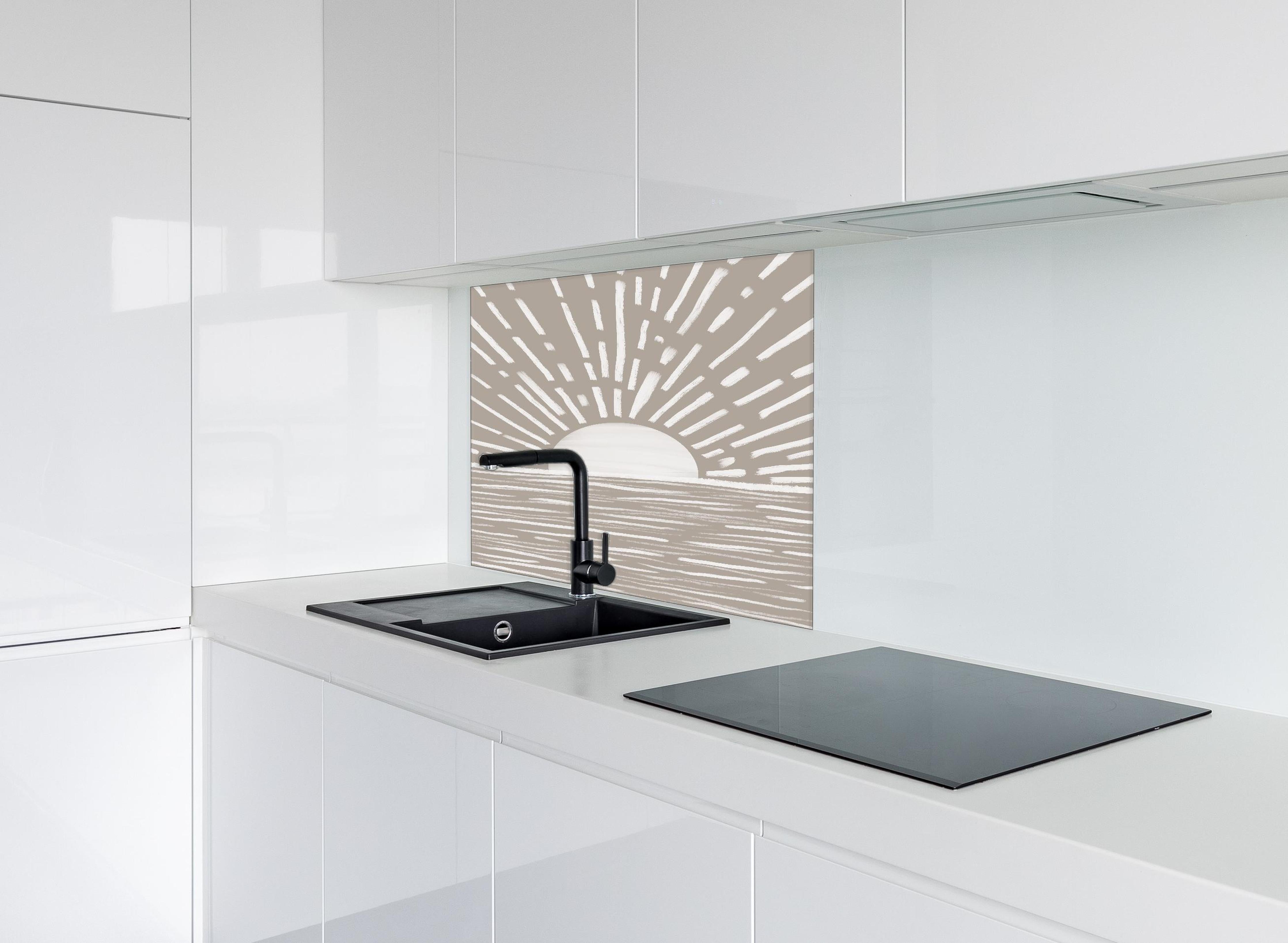 Spritzschutz - Gräuliches Design - Landschaft hinter einem Cerankochfeld zwischen Holz-Kochutensilien
