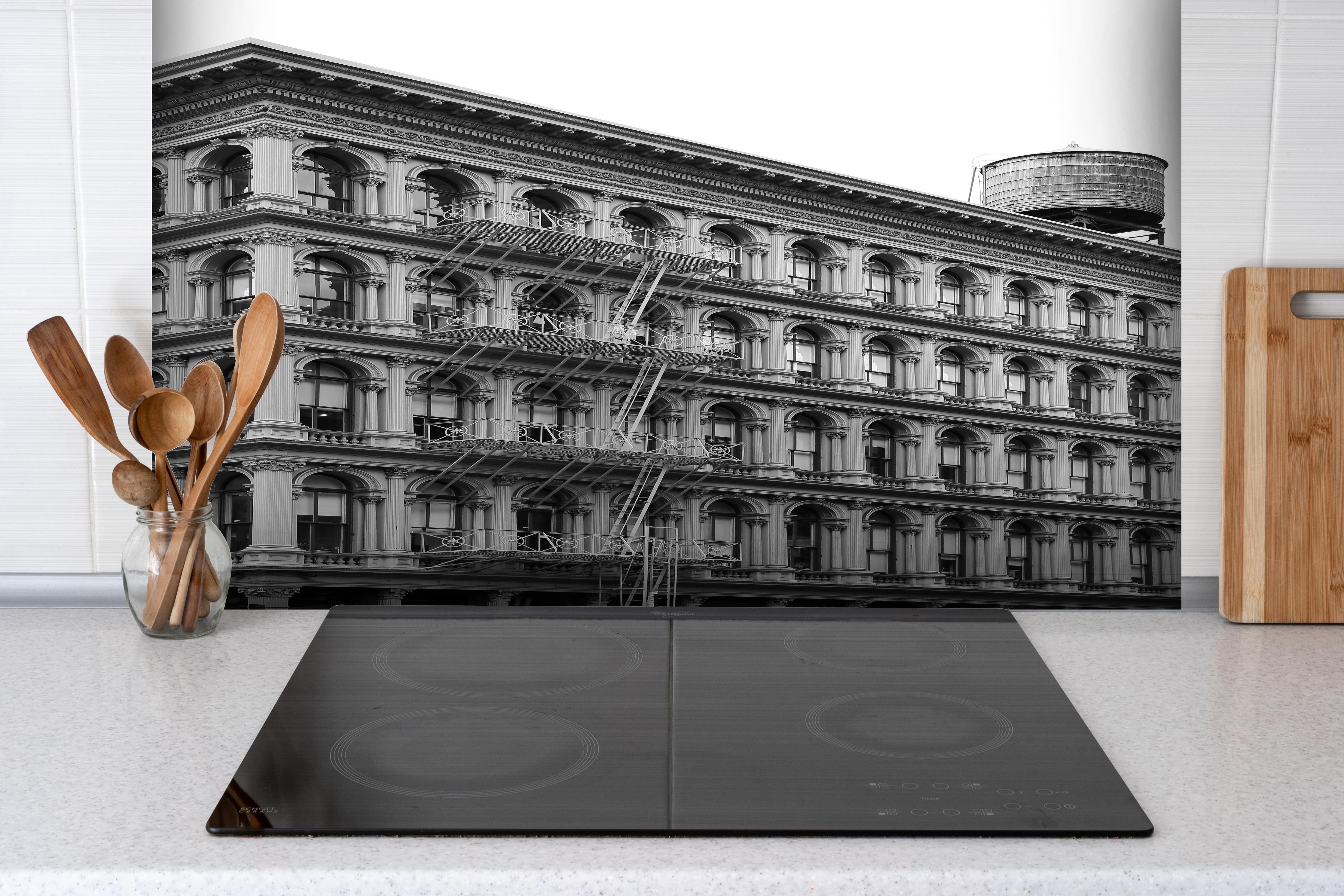 Spritzschutz - Gräuliches Foto - Architektur in NYC hinter einem Cerankochfeld zwischen Holz-Kochutensilien
